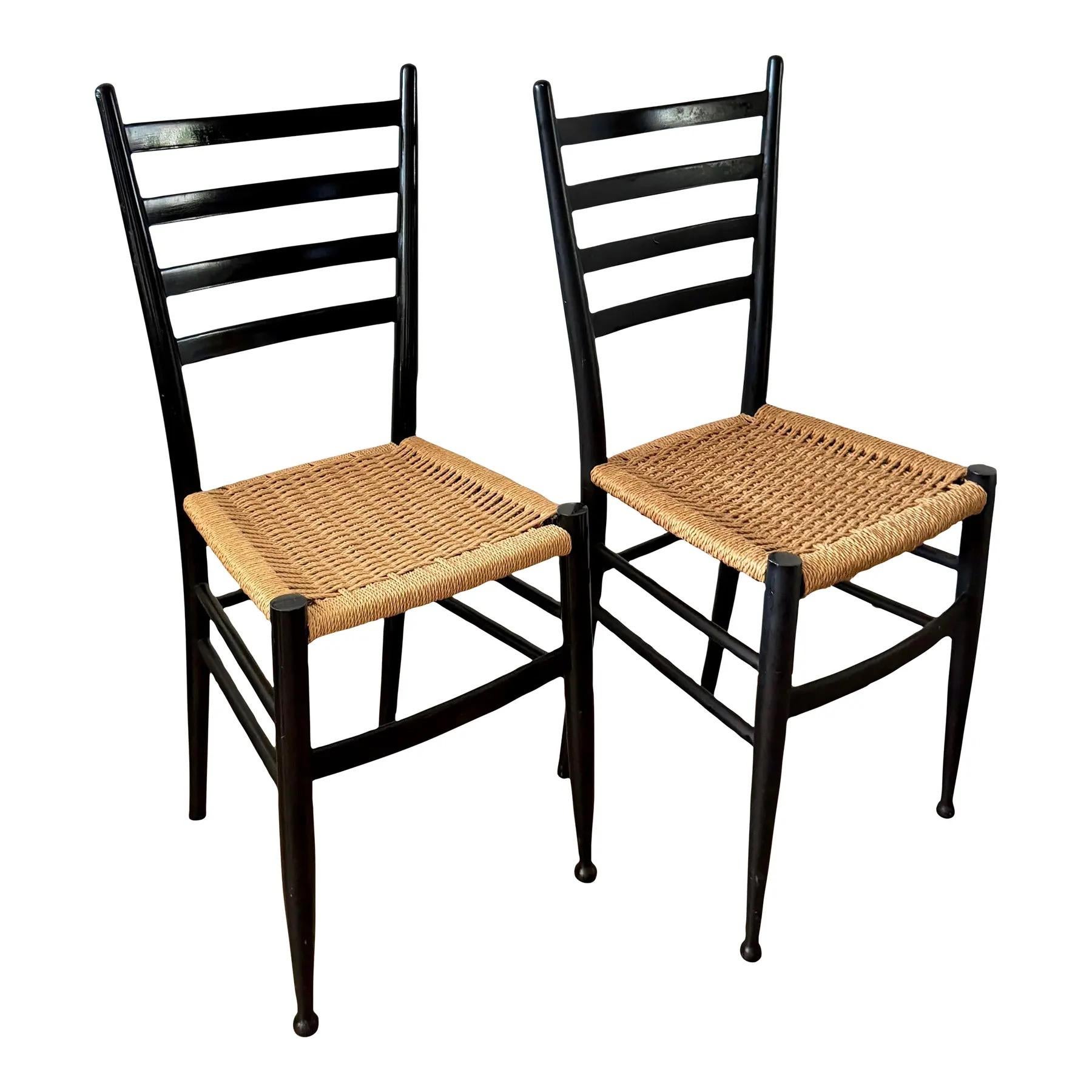 2 Stühle im Spinetto-Stil mit dünnem Profil, schwarzem ebonisiertem Rahmen und Seilsitzen, hergestellt in den 1950er Jahren in Italien. Weniger sehen

