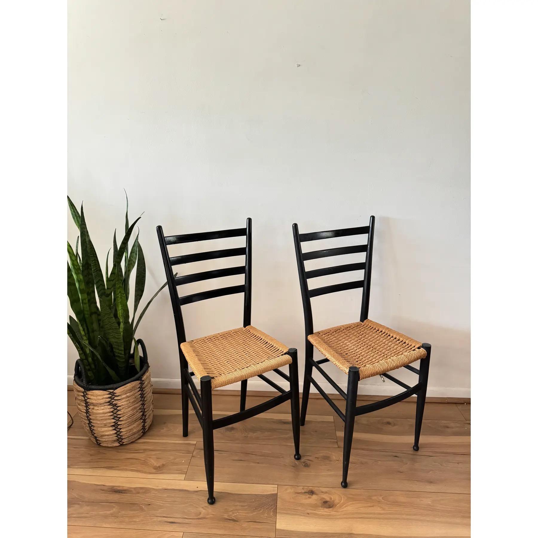 A Pair of Italian Ladder Back Rope Seat Chairs in Style of Chiavari Spinetto (Italienisch) im Angebot