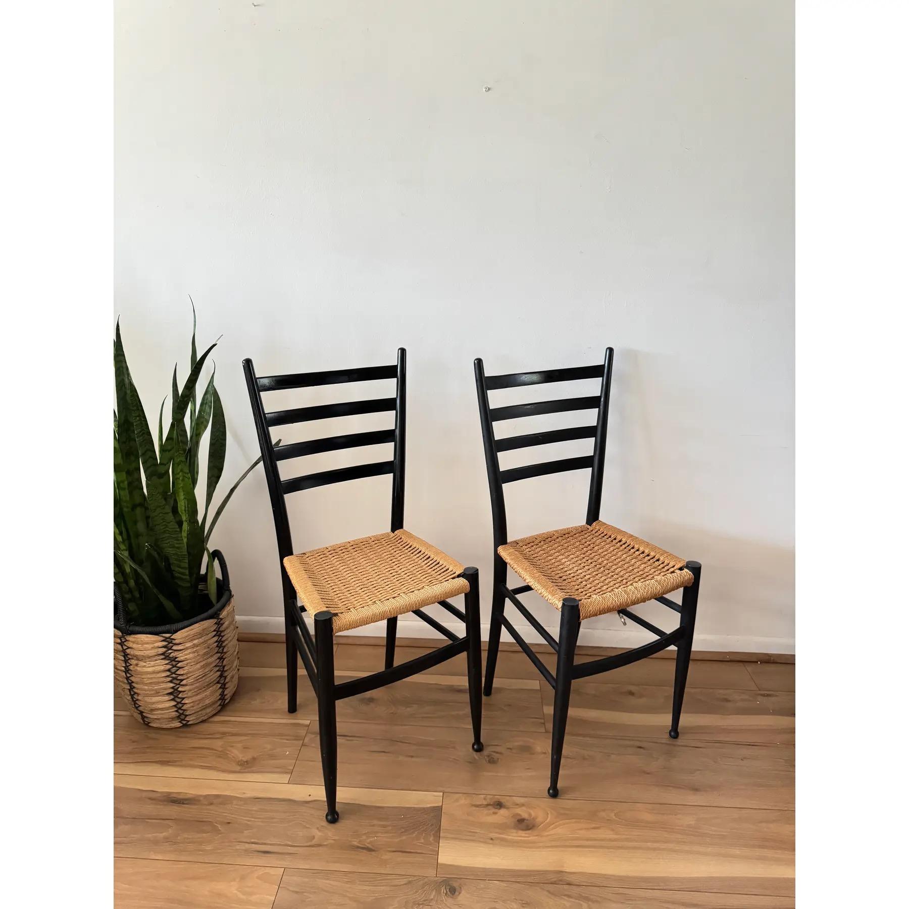 A Pair of Italian Ladder Back Rope Seat Chairs in Style of Chiavari Spinetto (Mitte des 20. Jahrhunderts) im Angebot