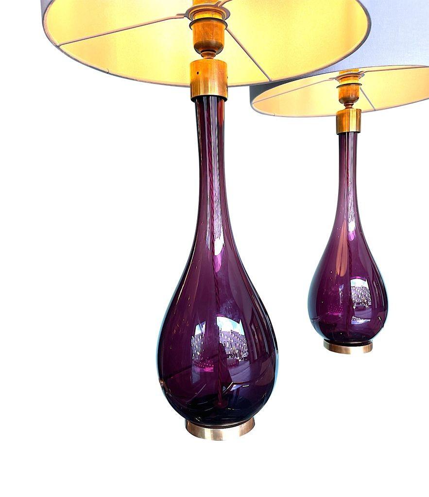 A pair of Italian large purple Murano glass and brass teardrop shaped lamps For Sale 3