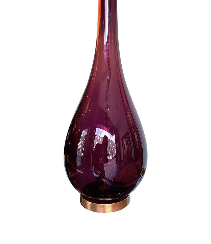 A pair of Italian large purple Murano glass and brass teardrop shaped lamps In Good Condition For Sale In London, GB