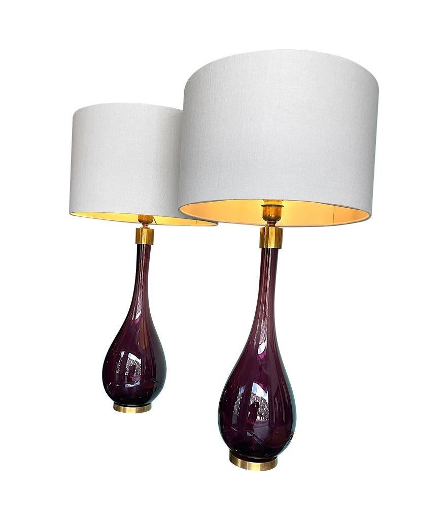 A pair of Italian large purple Murano glass and brass teardrop shaped lamps For Sale 1