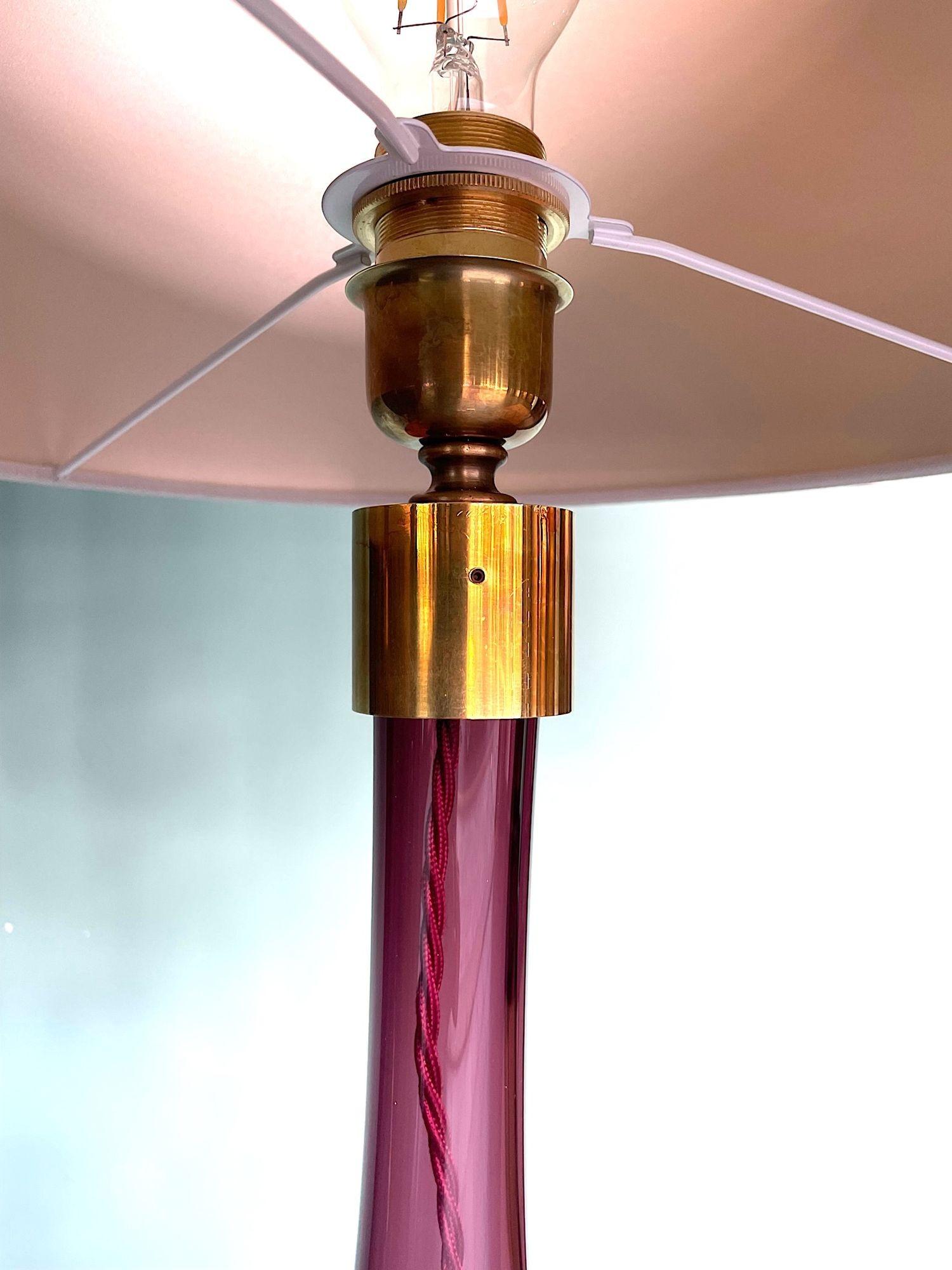A pair of Italian large purple Murano glass and brass teardrop shaped lamps For Sale 2