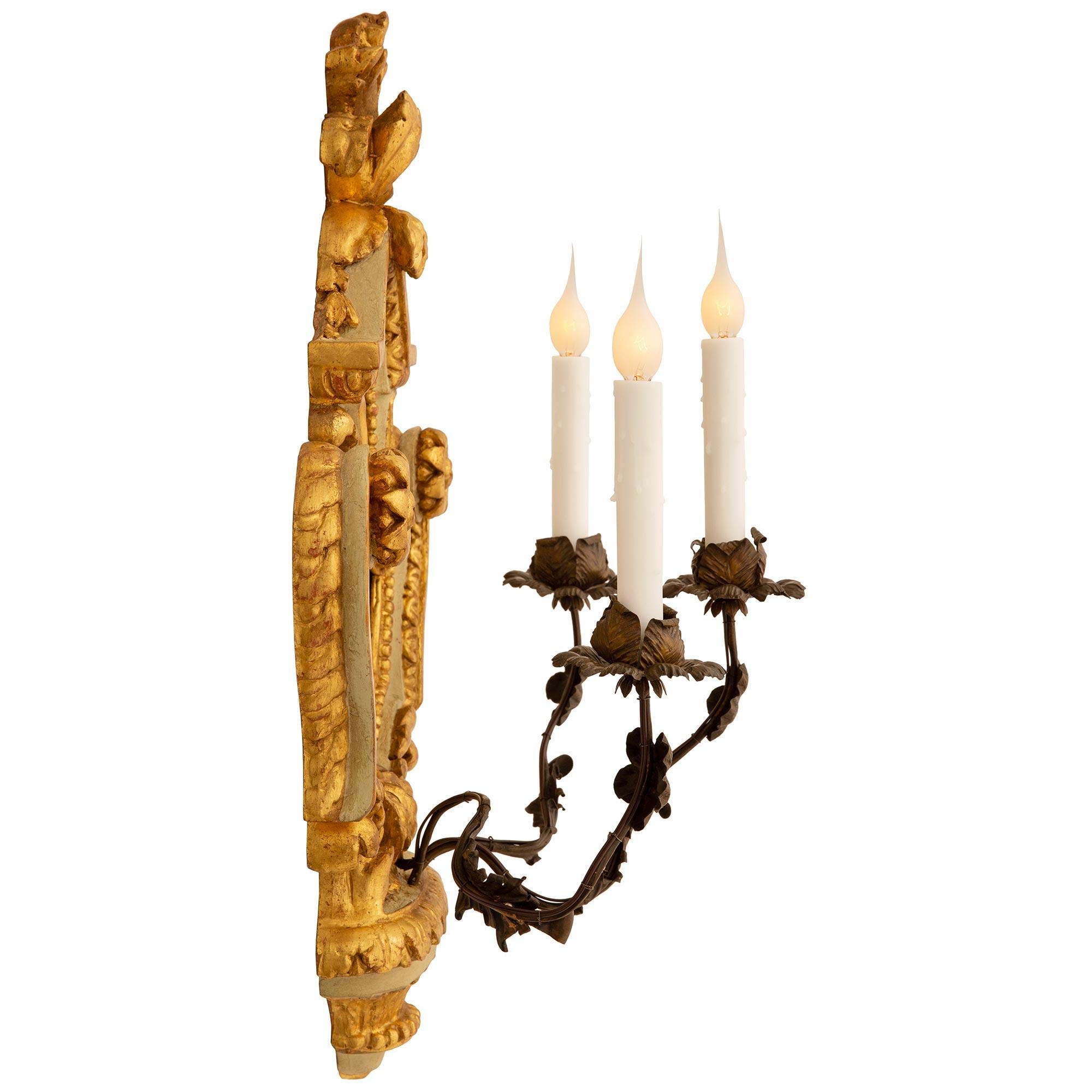 Patiné Paire d'appliques à miroir en bois doré de style baroque italien de la fin du XIXe siècle en vente
