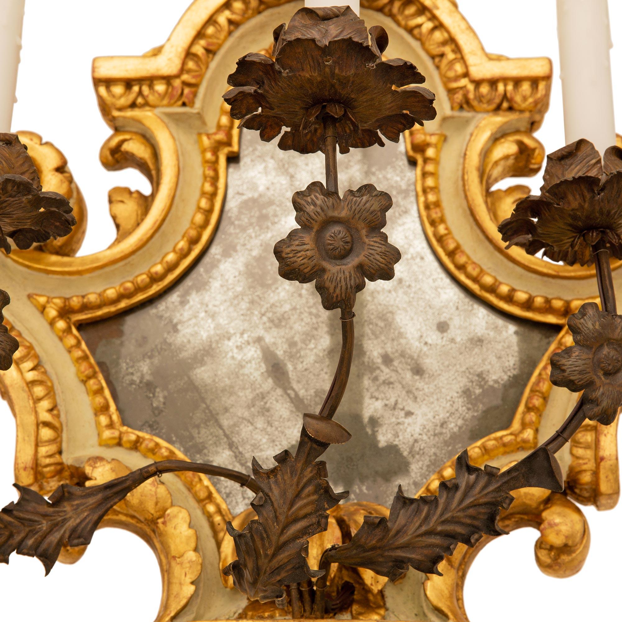 Paire d'appliques à miroir en bois doré de style baroque italien de la fin du XIXe siècle en vente 1