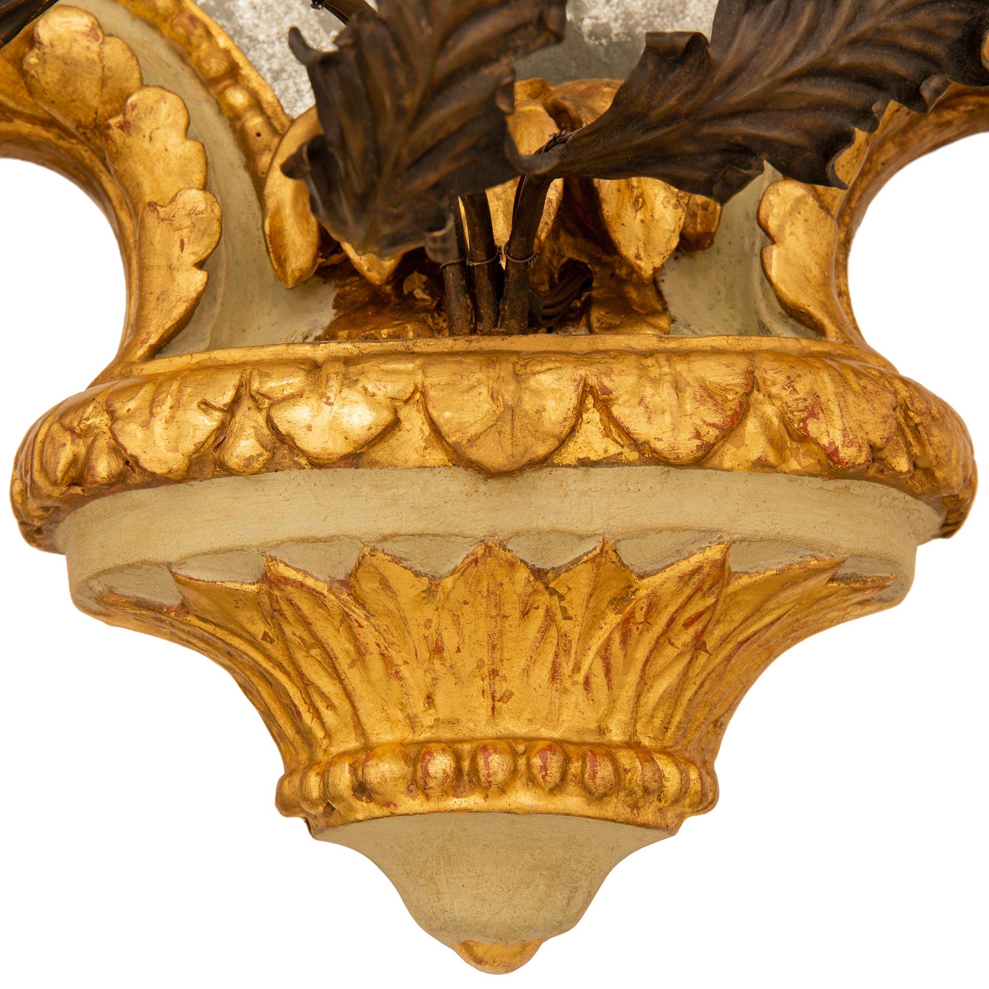 Paire d'appliques à miroir en bois doré de style baroque italien de la fin du XIXe siècle en vente 2