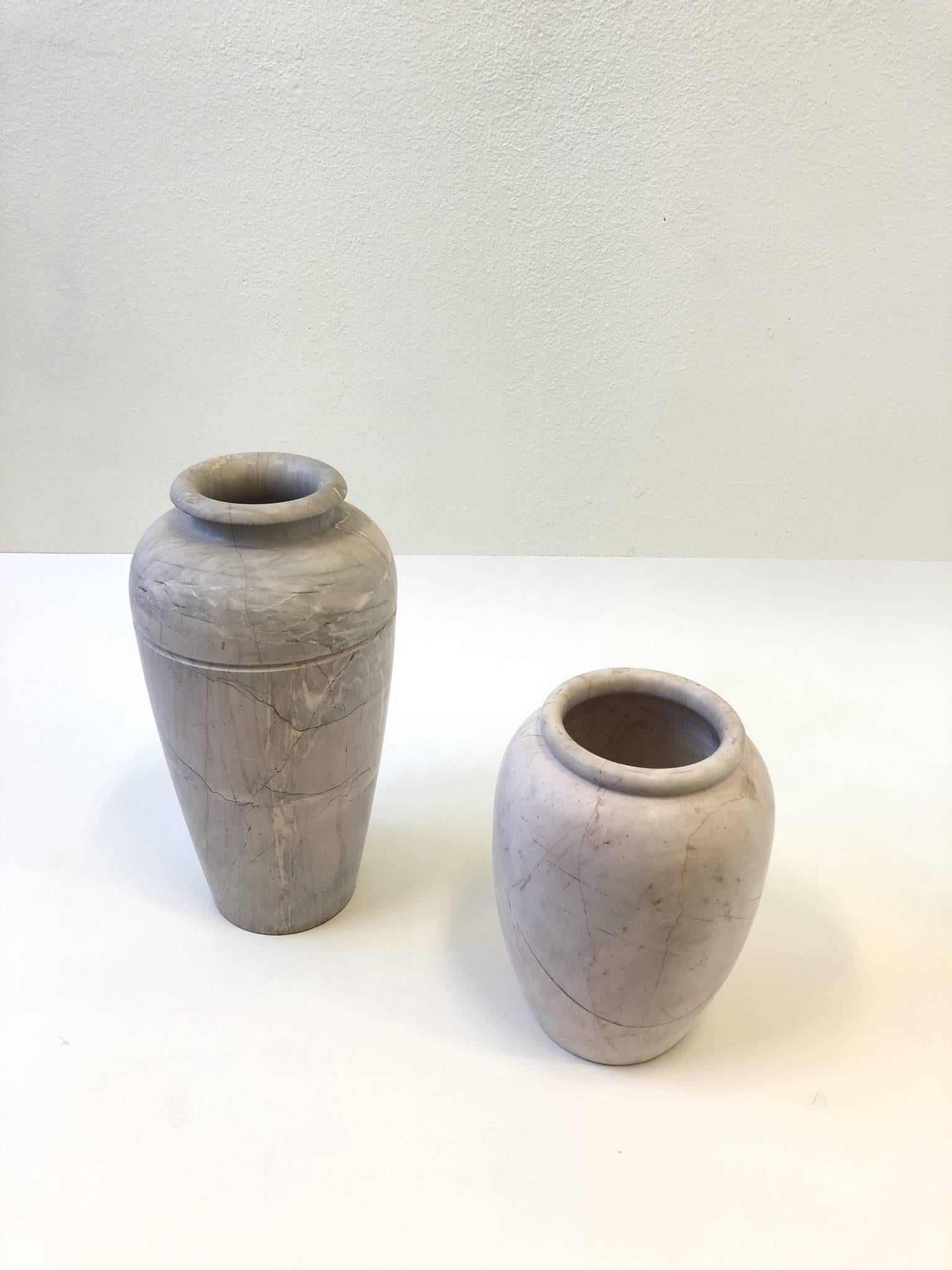Zwei Vasen aus italienischem Marmor (Moderne) im Angebot