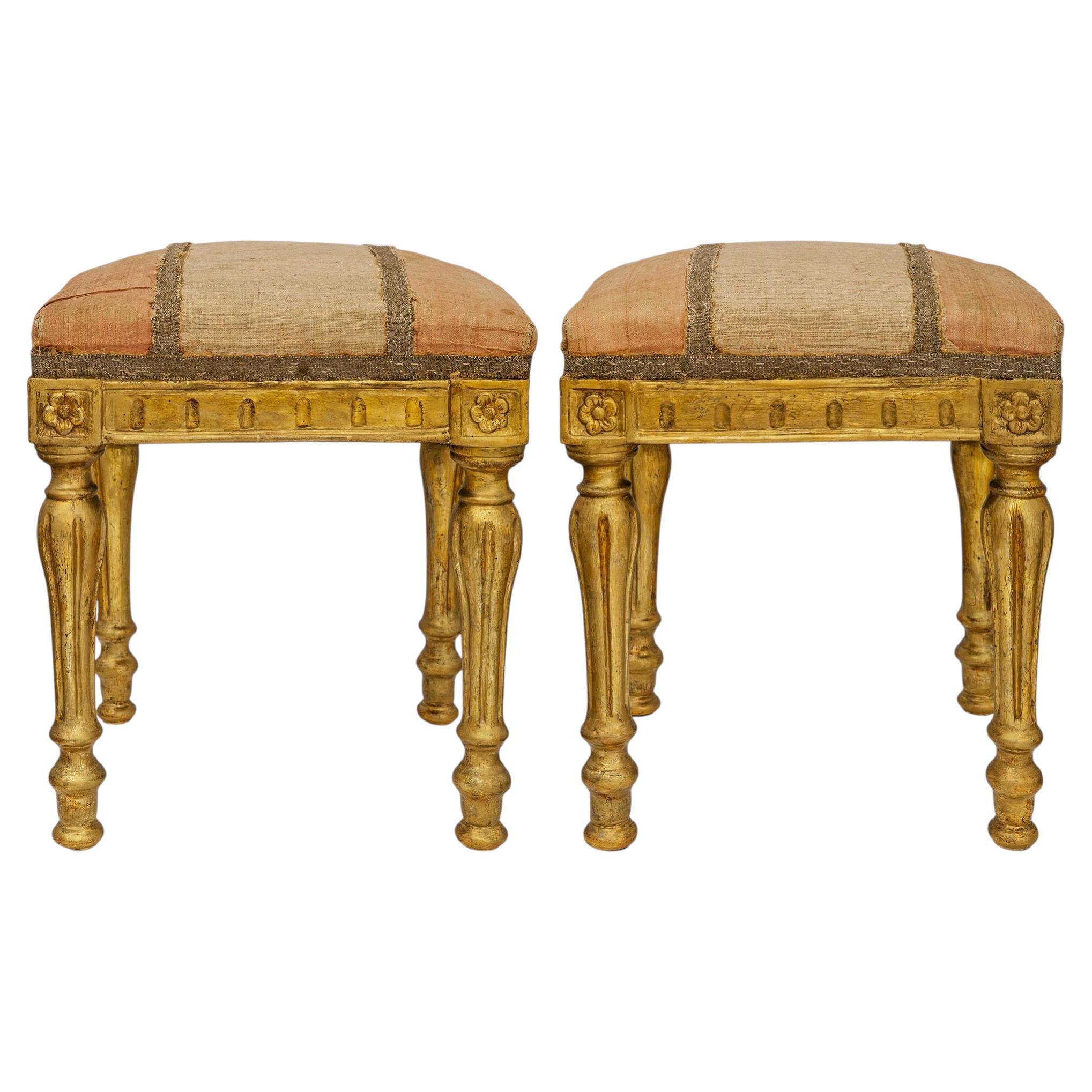 Paire de tabourets Mecca italiens du milieu du XVIIIe siècle de style Louis XVI
