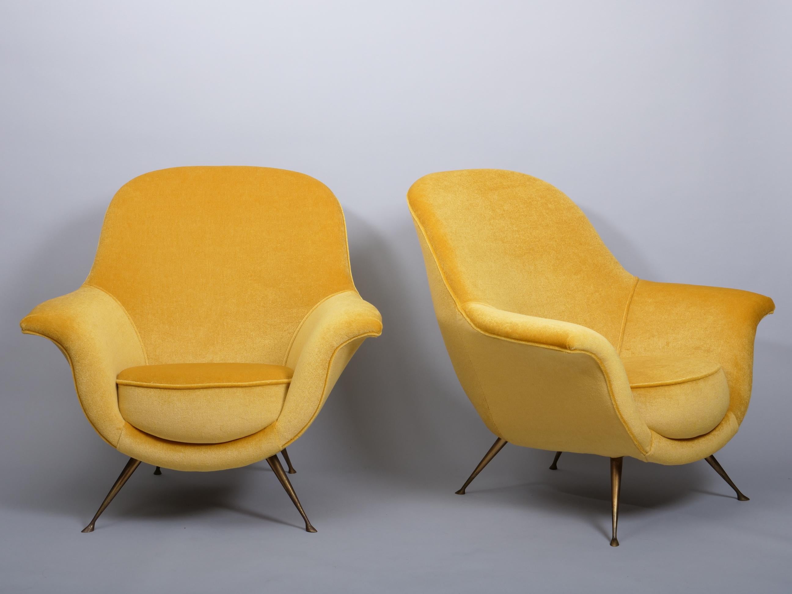 Eleganza delle poltrone italiane del 1950.

Rivestito in mohair dorato e velluto di seta

Gambe in ottone con patina