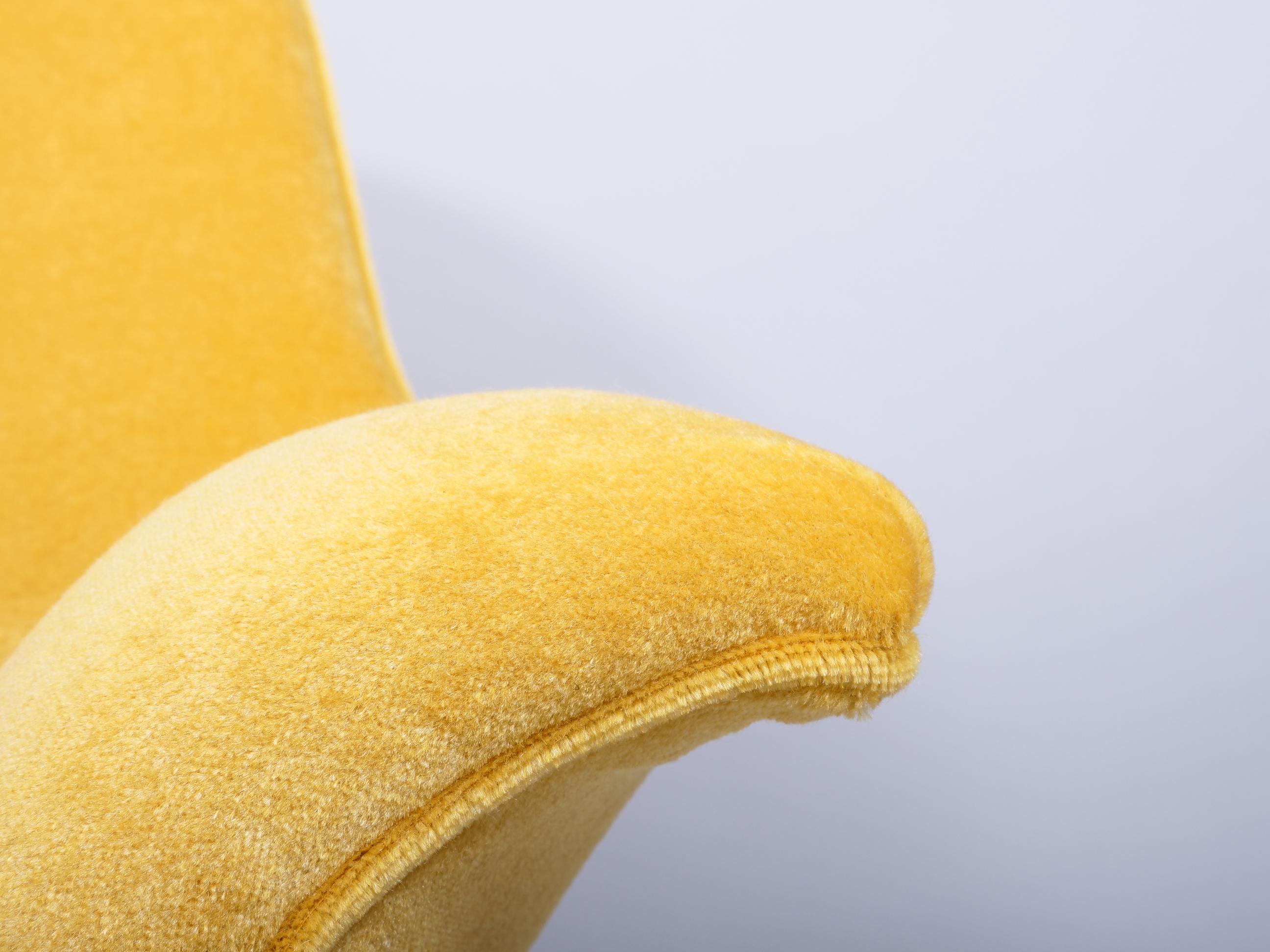 Tessuto Coppia di poltrone italiane della metà del secolo scorso rivestite in velluto di seta e mohair in vendita