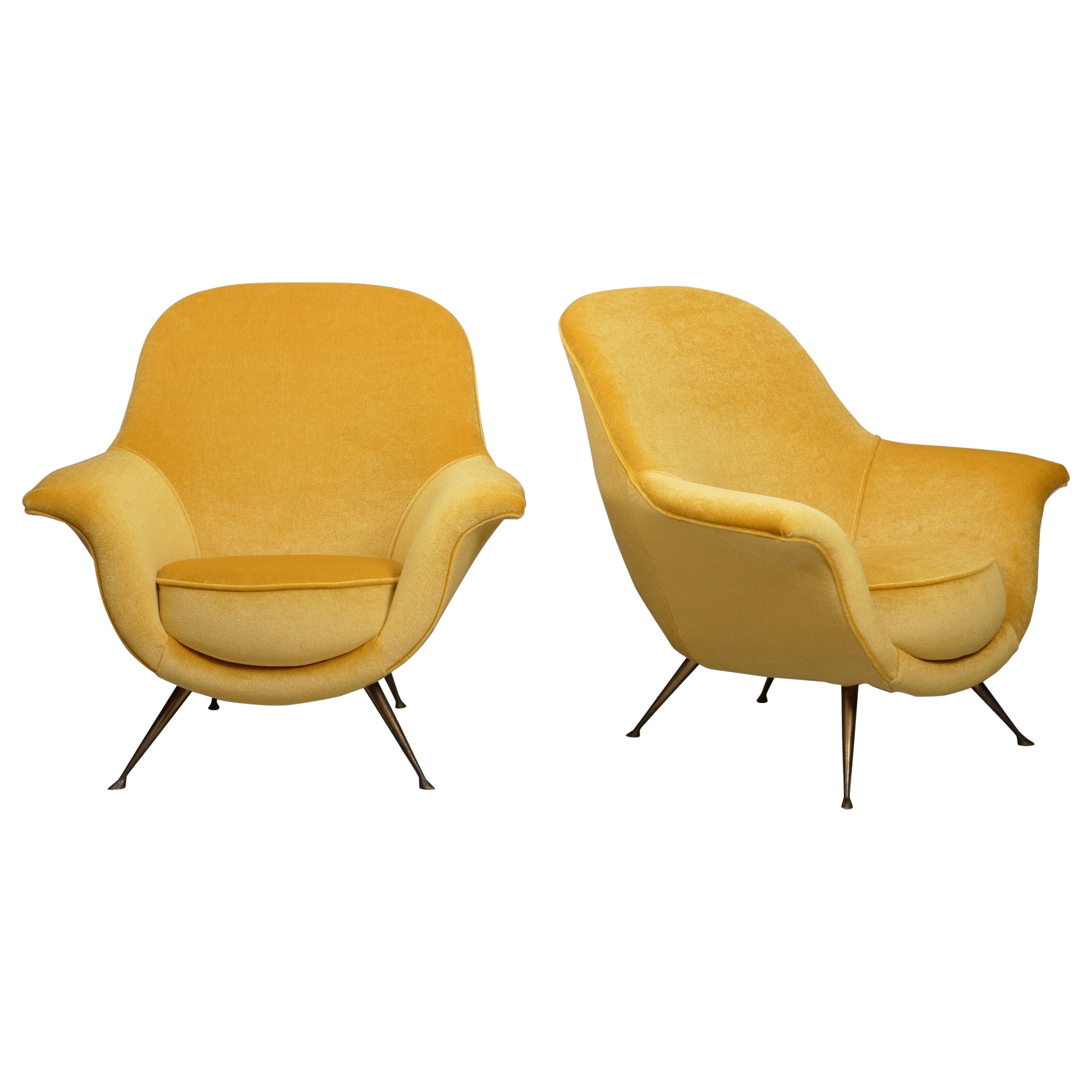 Paire de fauteuils italiens du milieu du siècle dernier tapissés d'un velours mohair de soie