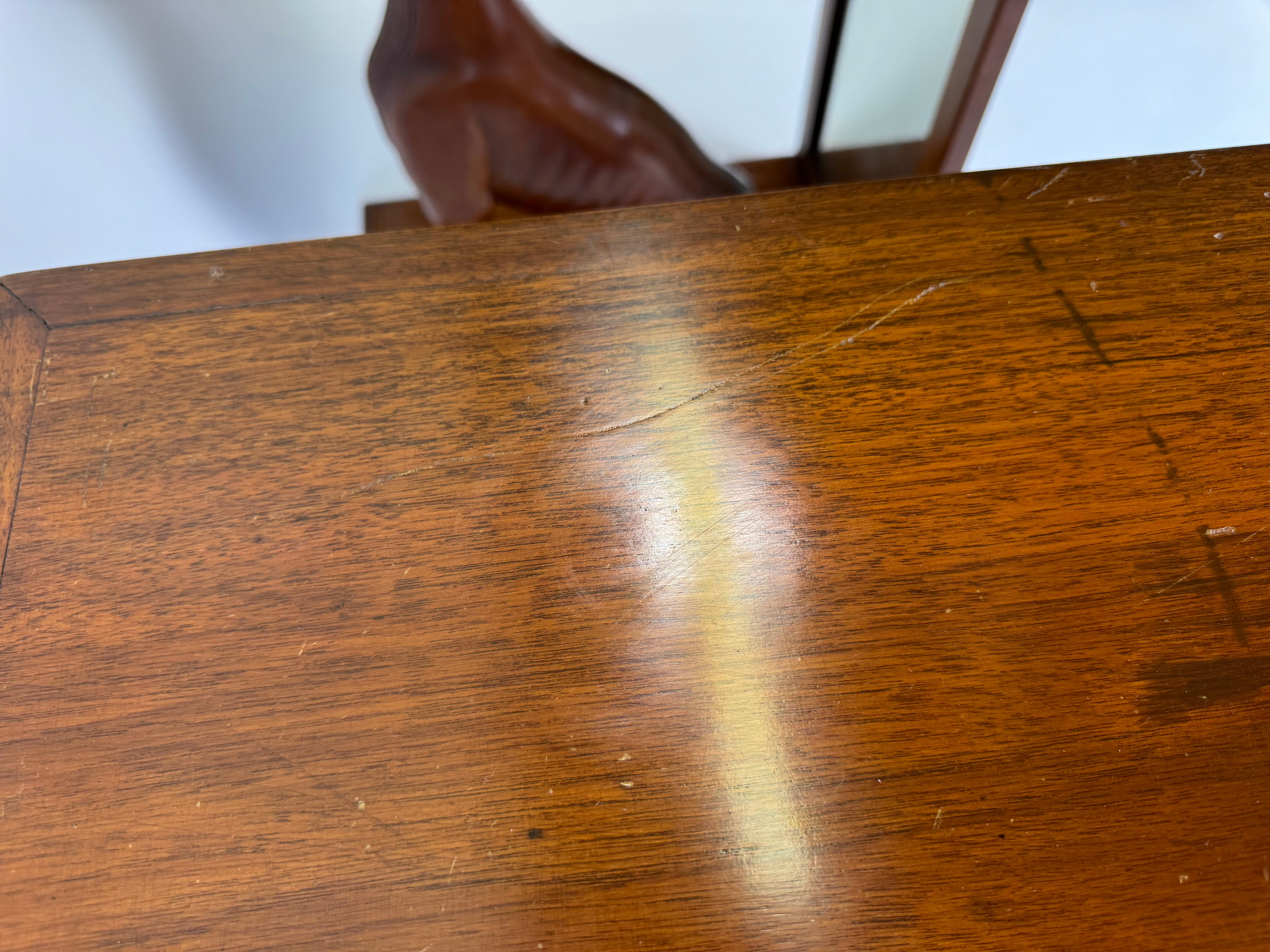 Pareja de mesas auxiliares italianas de caoba de mediados de siglo con grifos y espejo en venta 9