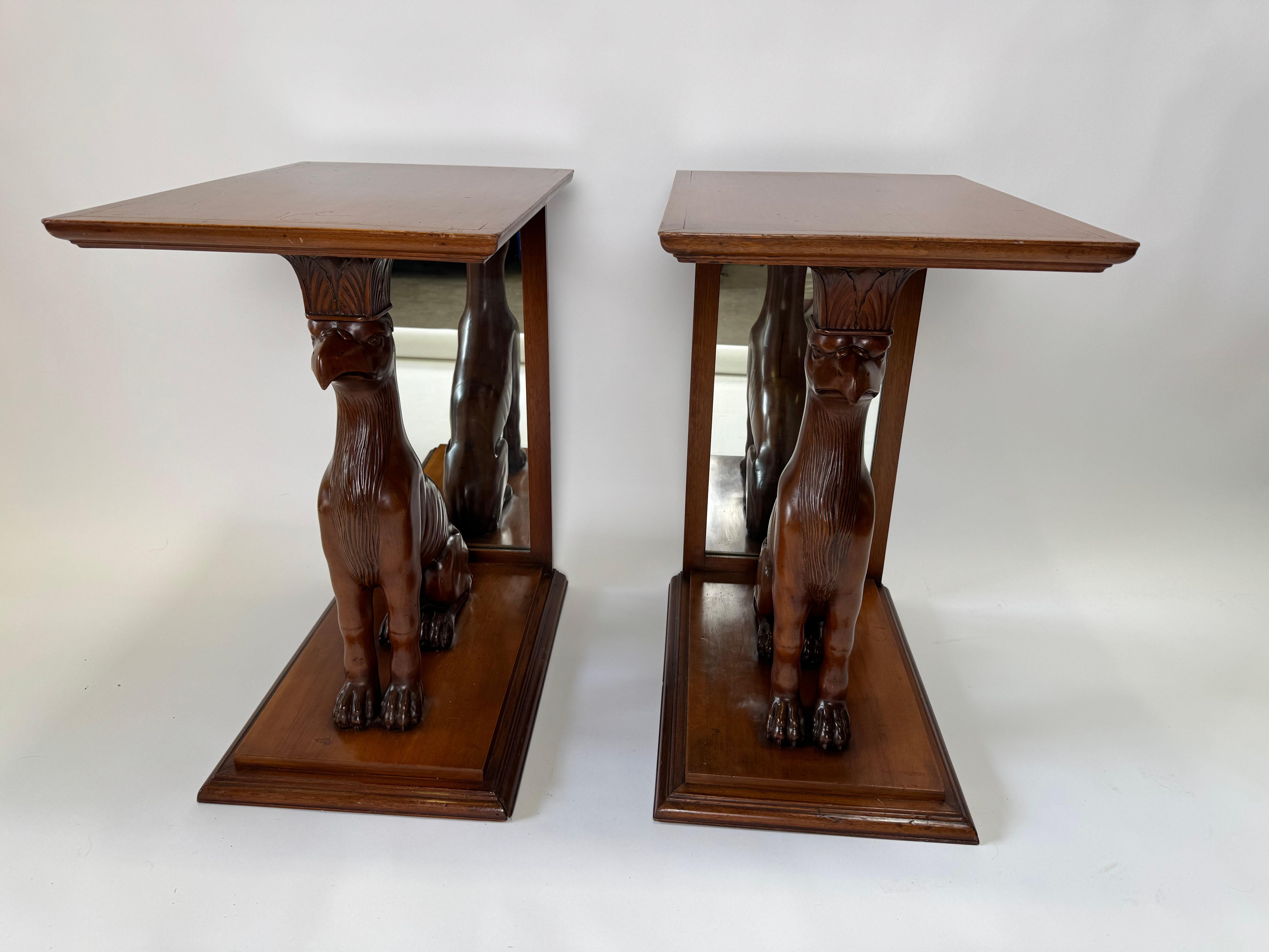 Pareja de mesas auxiliares italianas de caoba de mediados de siglo, con grandes grifos y respaldos de espejo.  Estas mesas de estilo neoclásico o renacimiento egipcio son muy elegantes y funcionales.  Son largas y estrechas, lo que las hace ideales