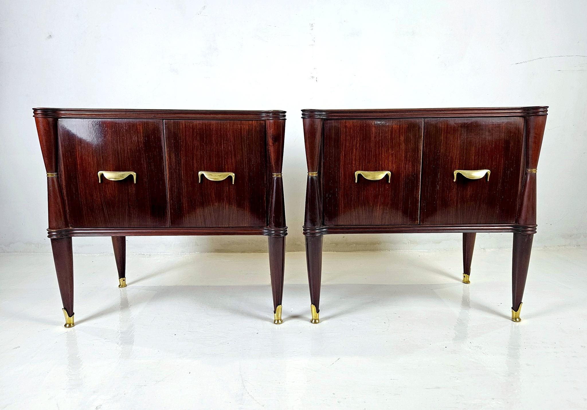 Paire de tables de nuit modernes du milieu du siècle à la manière de Vittorio Dassi. Fabriqué à la main en Italie dans les années 1950. Les tables de nuit ont été récemment restaurées par des professionnels avec un polish français qui donne au bois