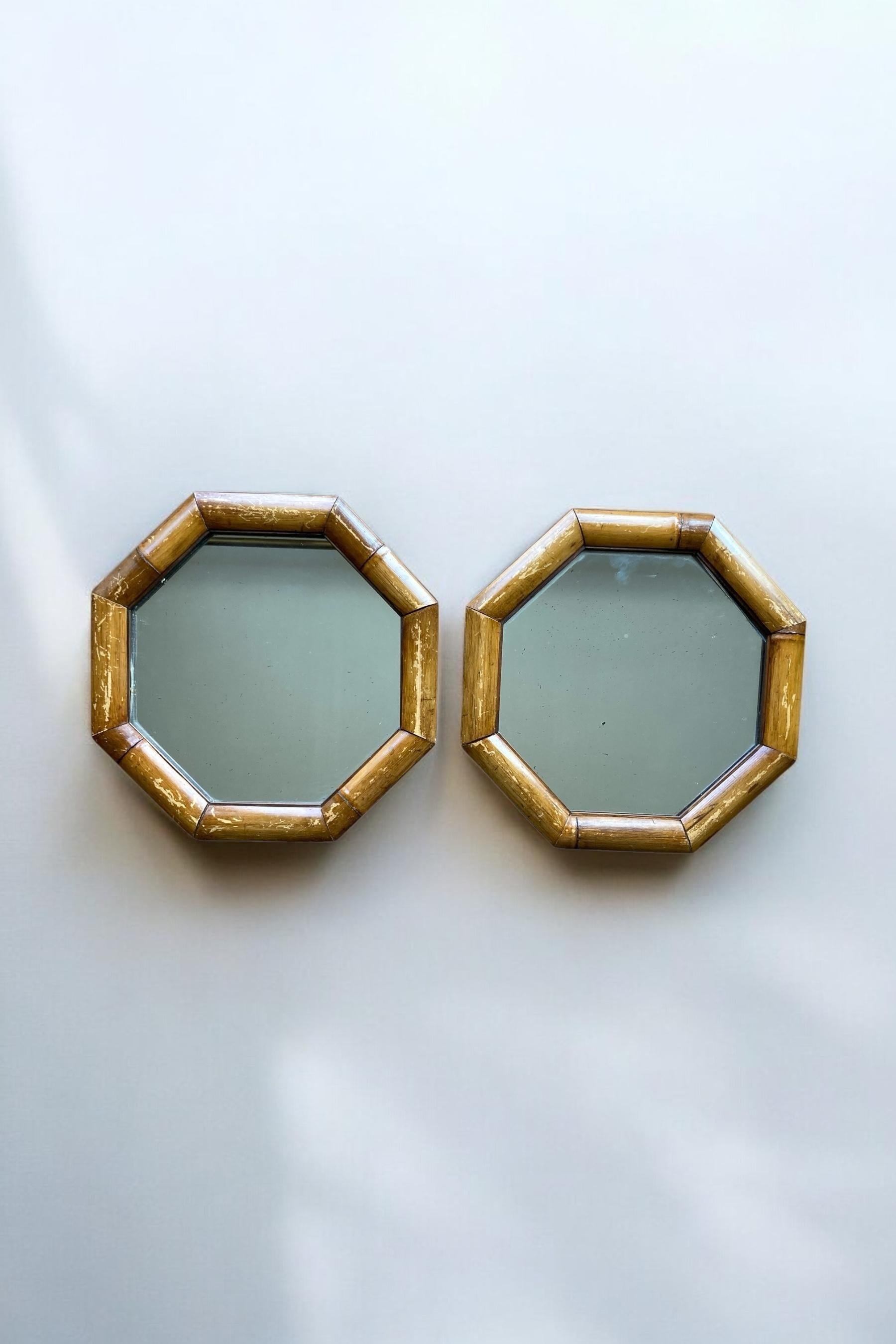 Paire de miroirs octogonaux italiens du milieu du siècle encadrés en bambou, style bohème. Ces miroirs ont non seulement une fonction pratique, mais ils ajoutent également une touche de charme rustique à n'importe quelle pièce. La finition naturelle