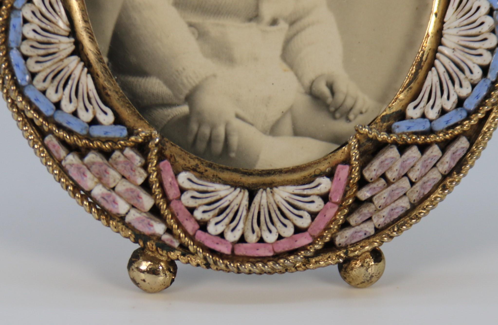 Un par de marcos de fotos italianos en miniatura de micromosaico hacia 1920 en venta 7