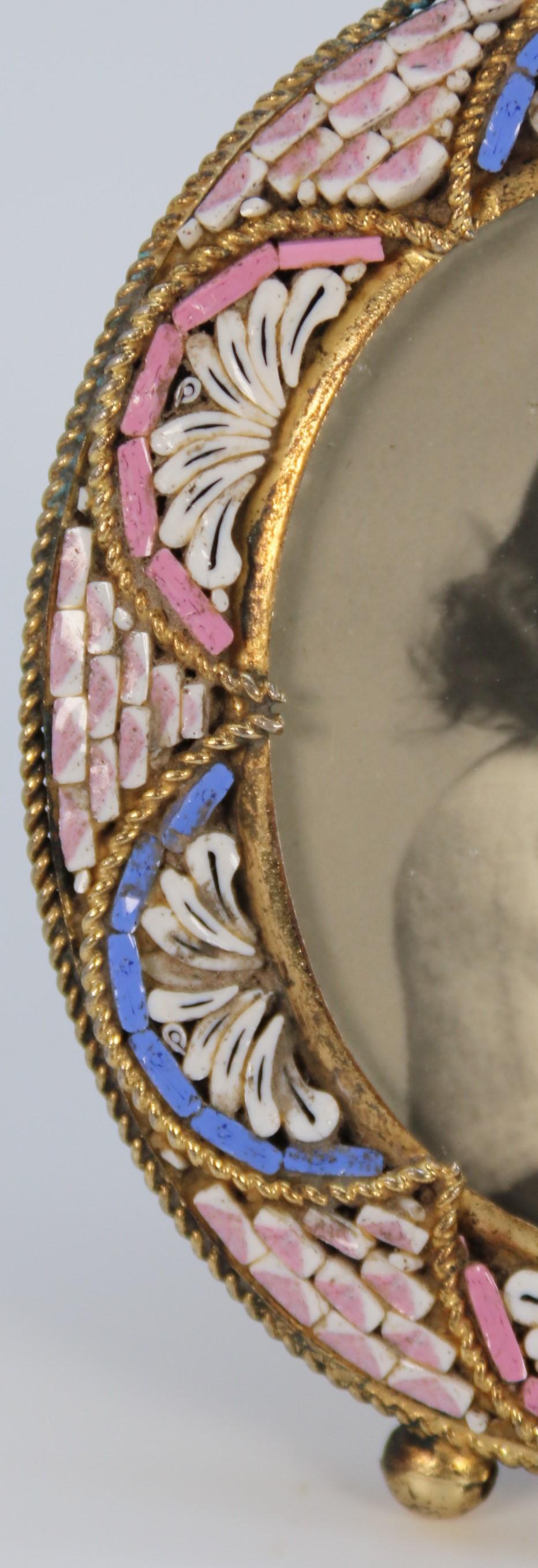 Un par de marcos de fotos italianos en miniatura de micromosaico hacia 1920 en venta 1