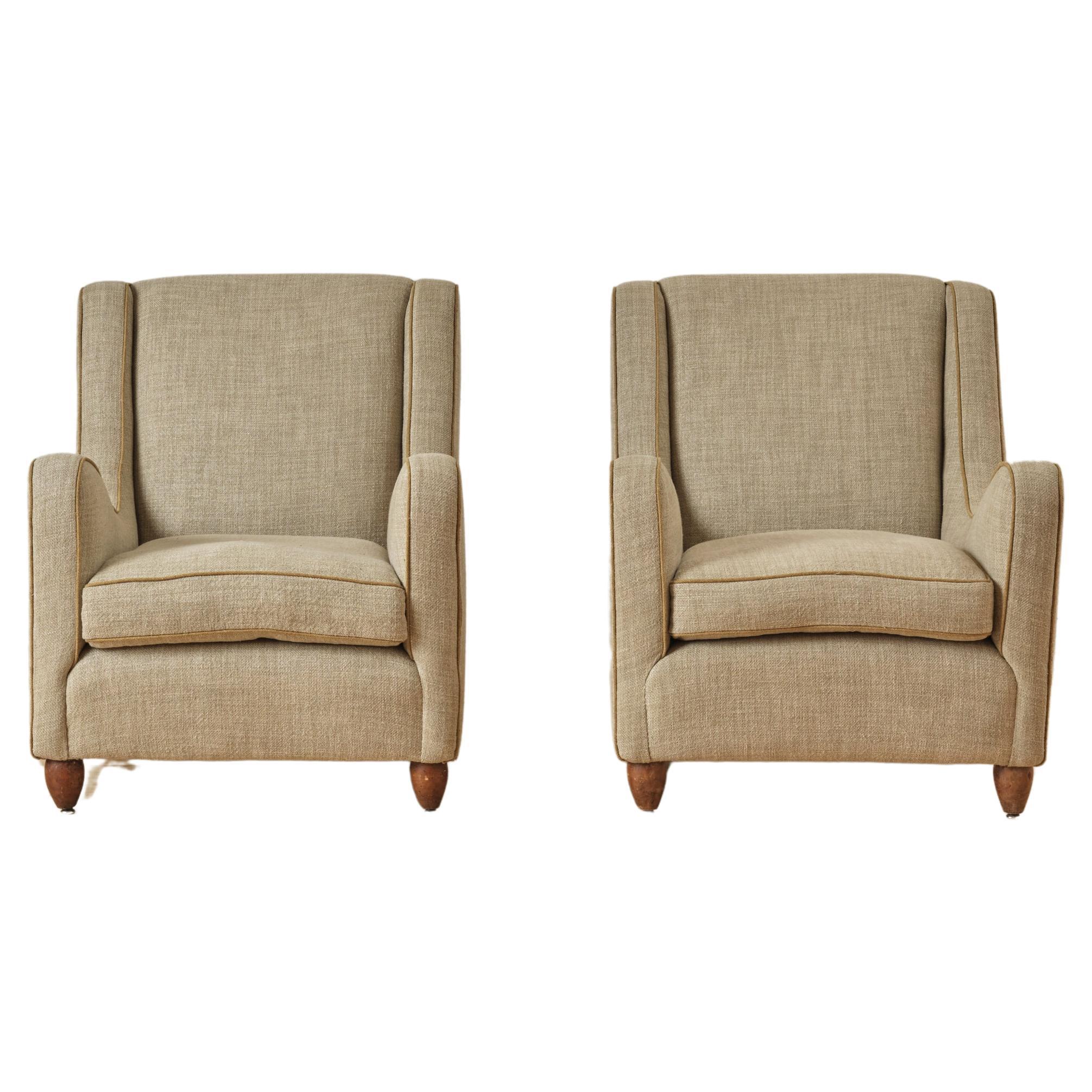 A Pair of Italian Modern Lounge Chairs in the Manner of Gio Ponti