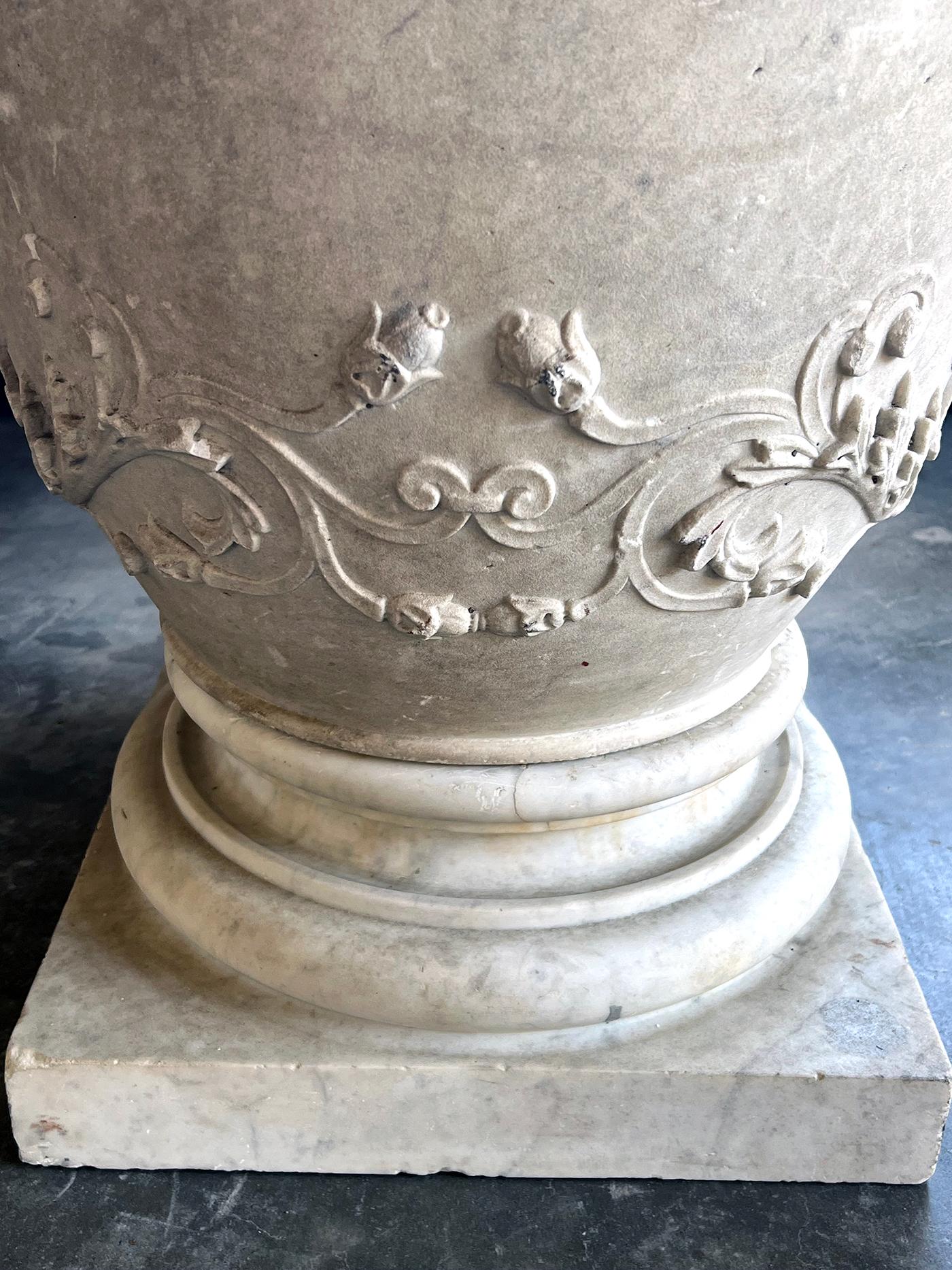 Paar italienische neoklassizistische geschnitzte Urnen mit Anthemion-Relief (Italienisch) im Angebot