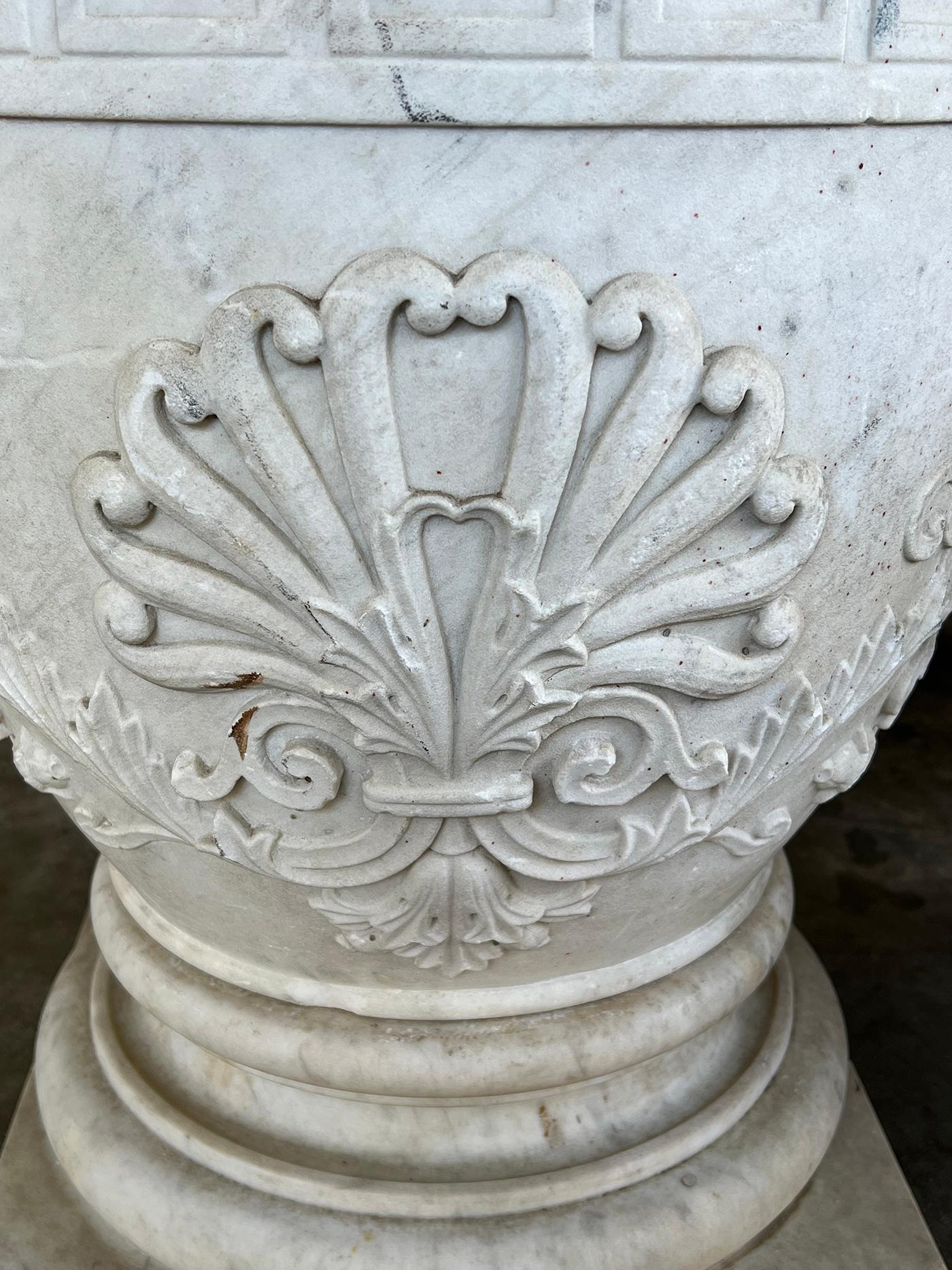 Paar italienische neoklassizistische geschnitzte Urnen mit Anthemion-Relief (Handgeschnitzt) im Angebot