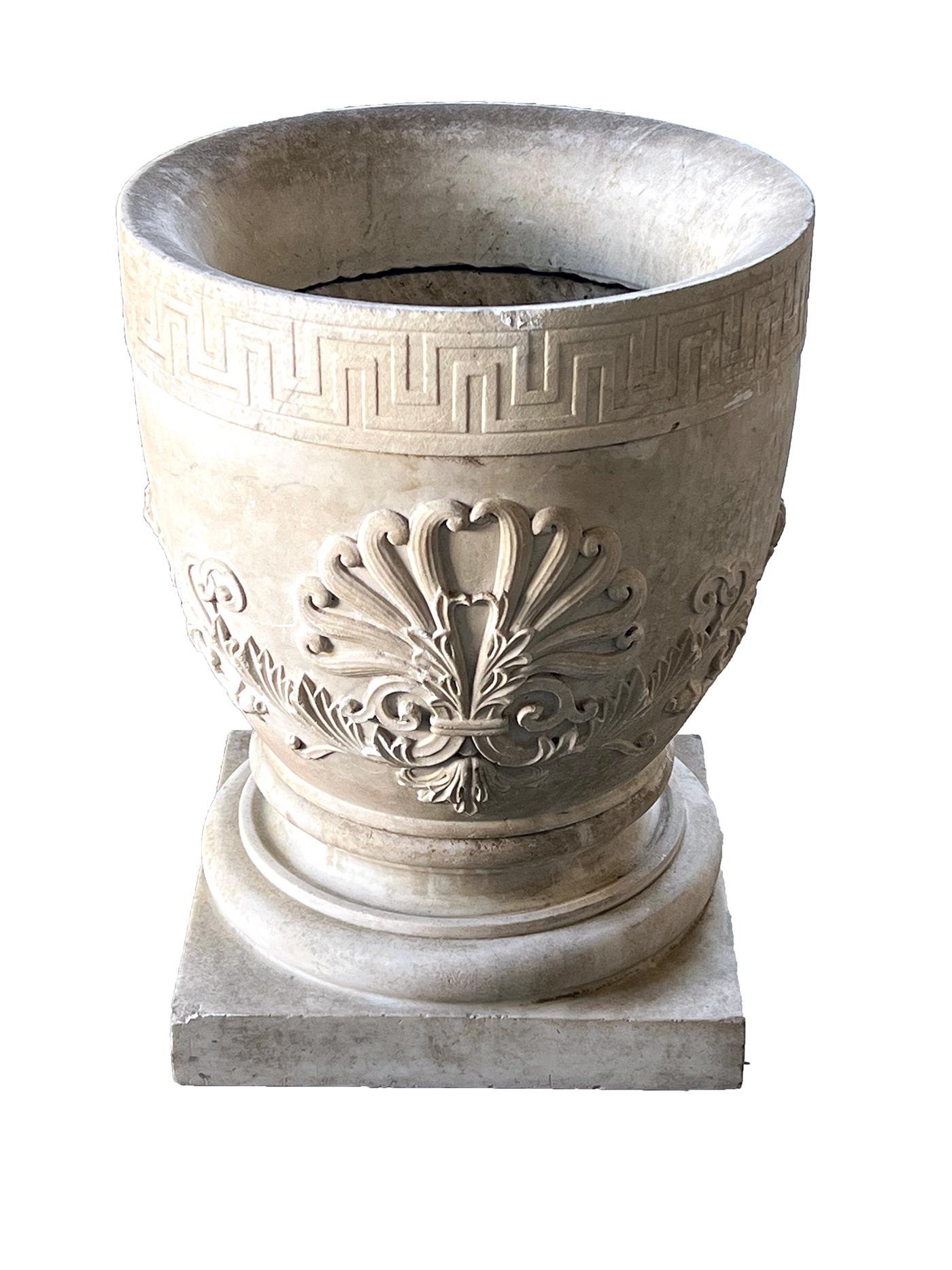 XIXe siècle Paire d'urnes néoclassiques italiennes sculptées avec relief anthémion en vente