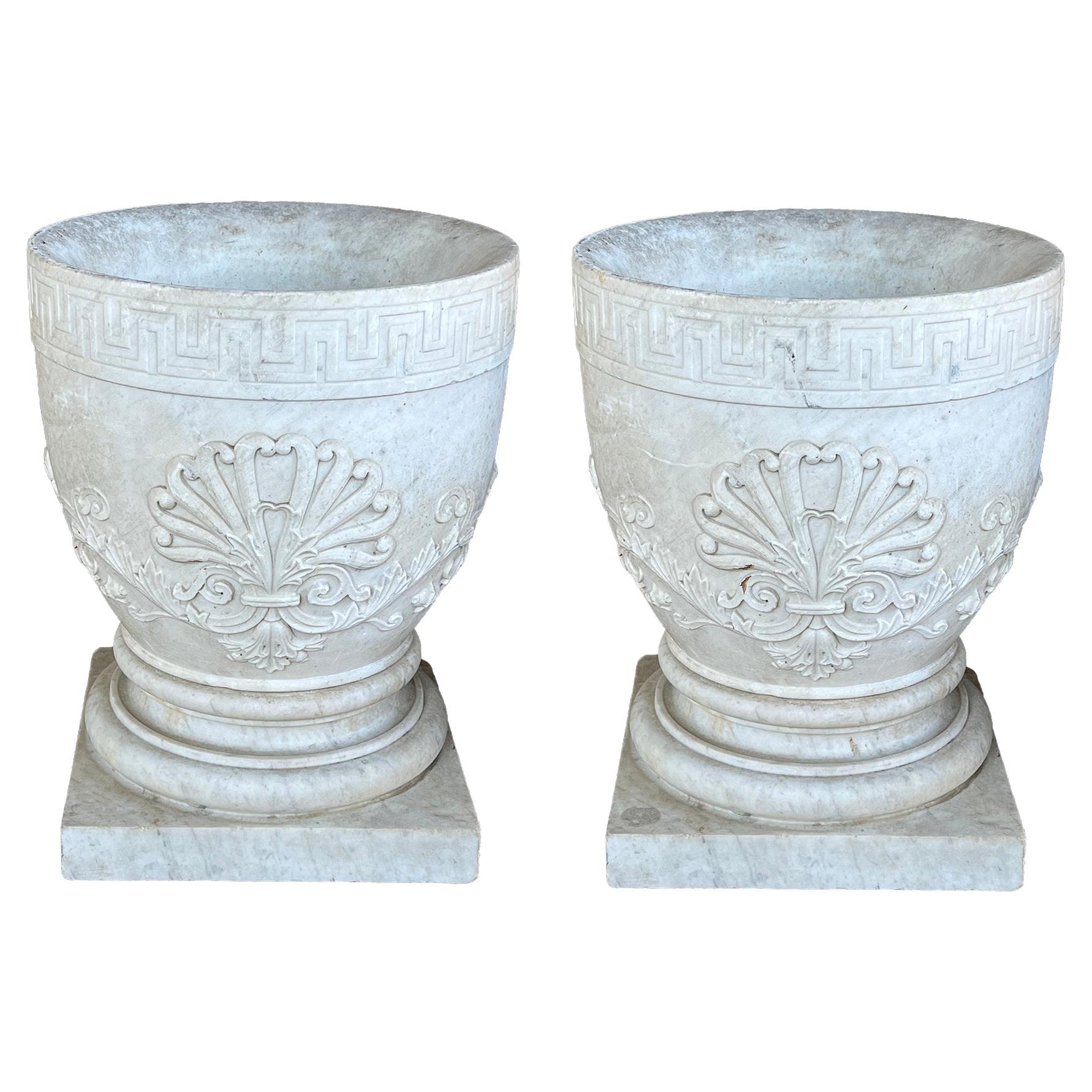Paar italienische neoklassizistische geschnitzte Urnen mit Anthemion-Relief im Angebot