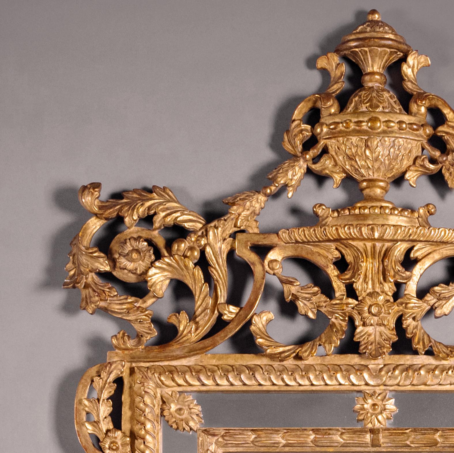 Italiano Coppia di specchi da molo in legno dorato neoclassico italiano in vendita