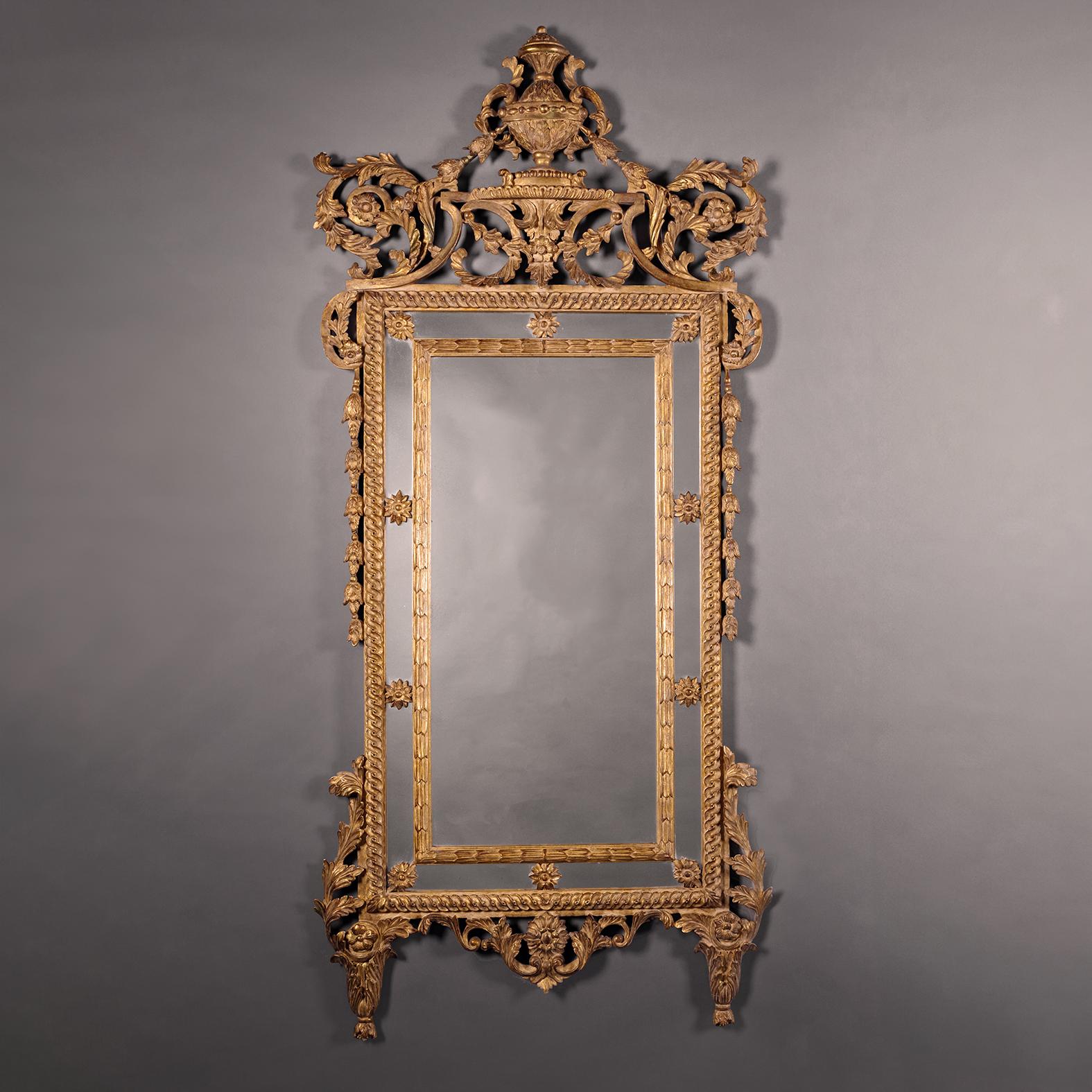 Coppia di specchi da molo in legno dorato neoclassico italiano In condizioni buone in vendita a Brighton, West Sussex