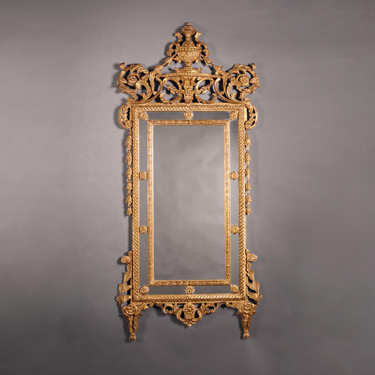 XX secolo Coppia di specchi da molo in legno dorato neoclassico italiano in vendita