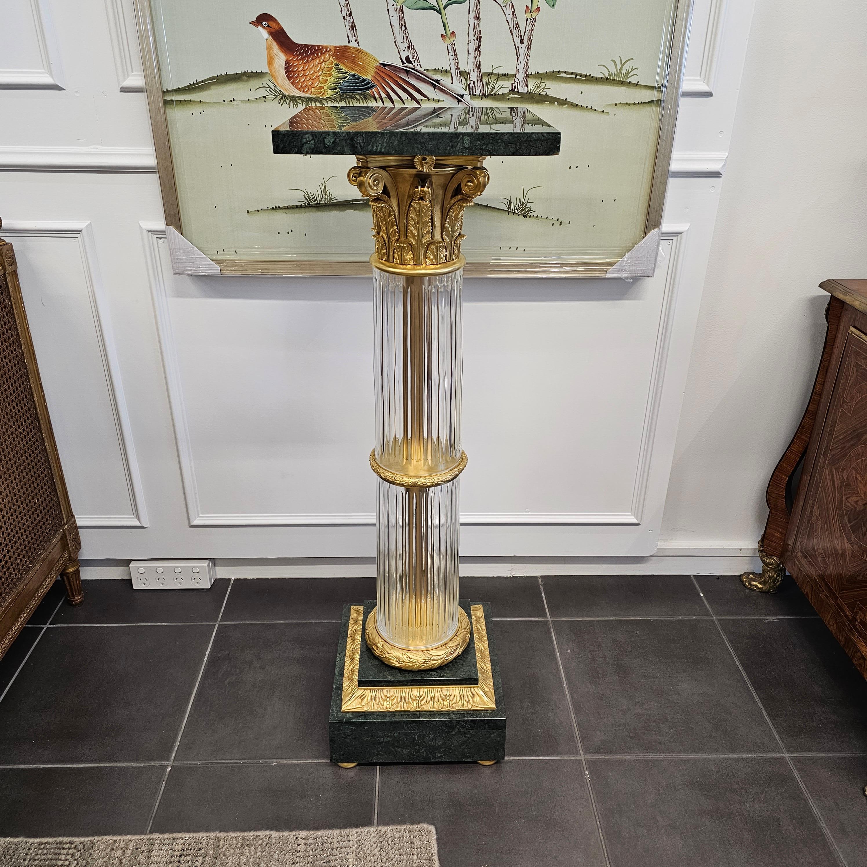 Paire de piédestaux de style néoclassique français en cristal et bronze doré avec marbre de Verdi

c. 21e siècle, France

Paire extrêmement unique et impressionnante de piédestaux en cristal et bronze doré de style néoclassique français avec