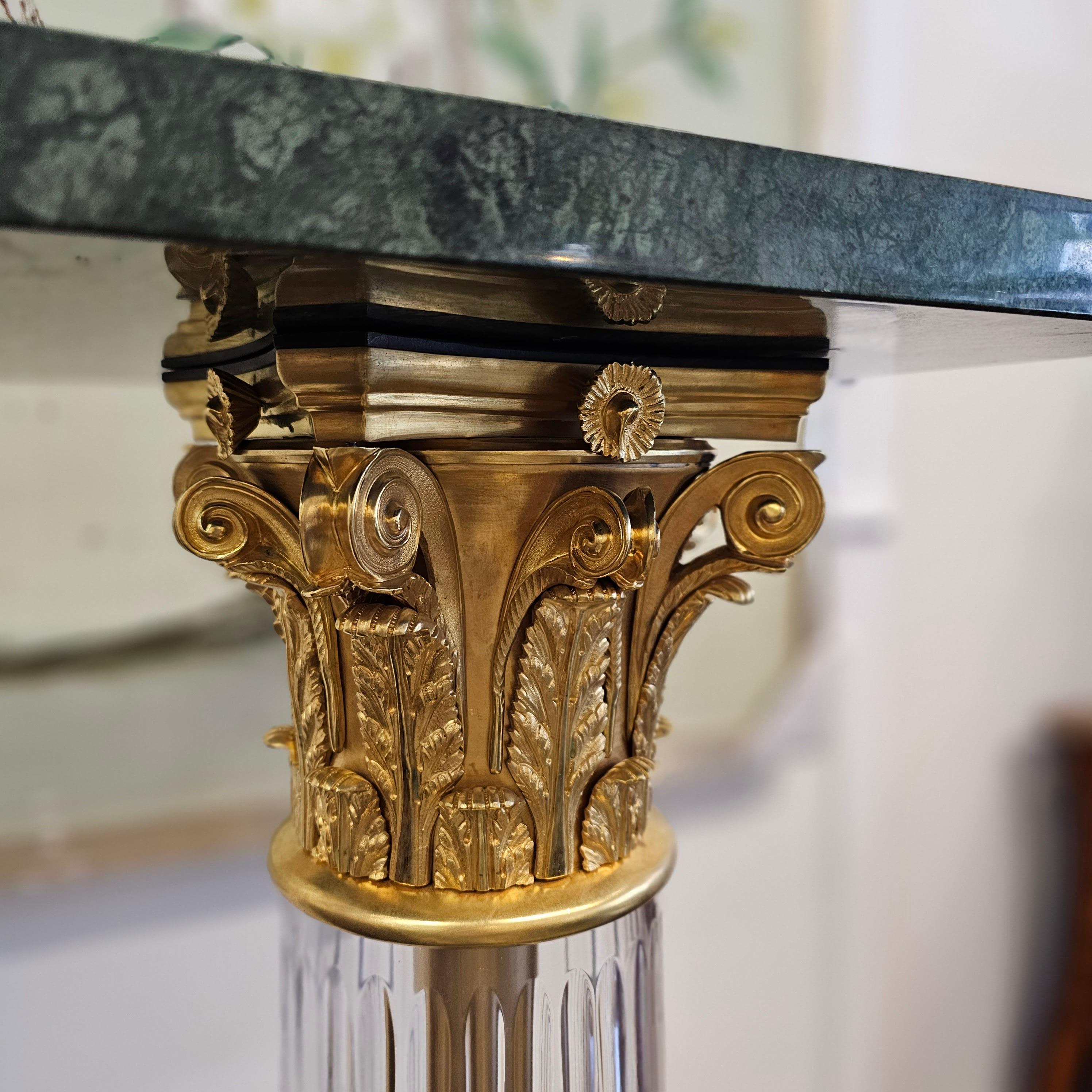 Français Paire de piédestaux de style néoclassique français en cristal et bronze doré avec marbre en vente