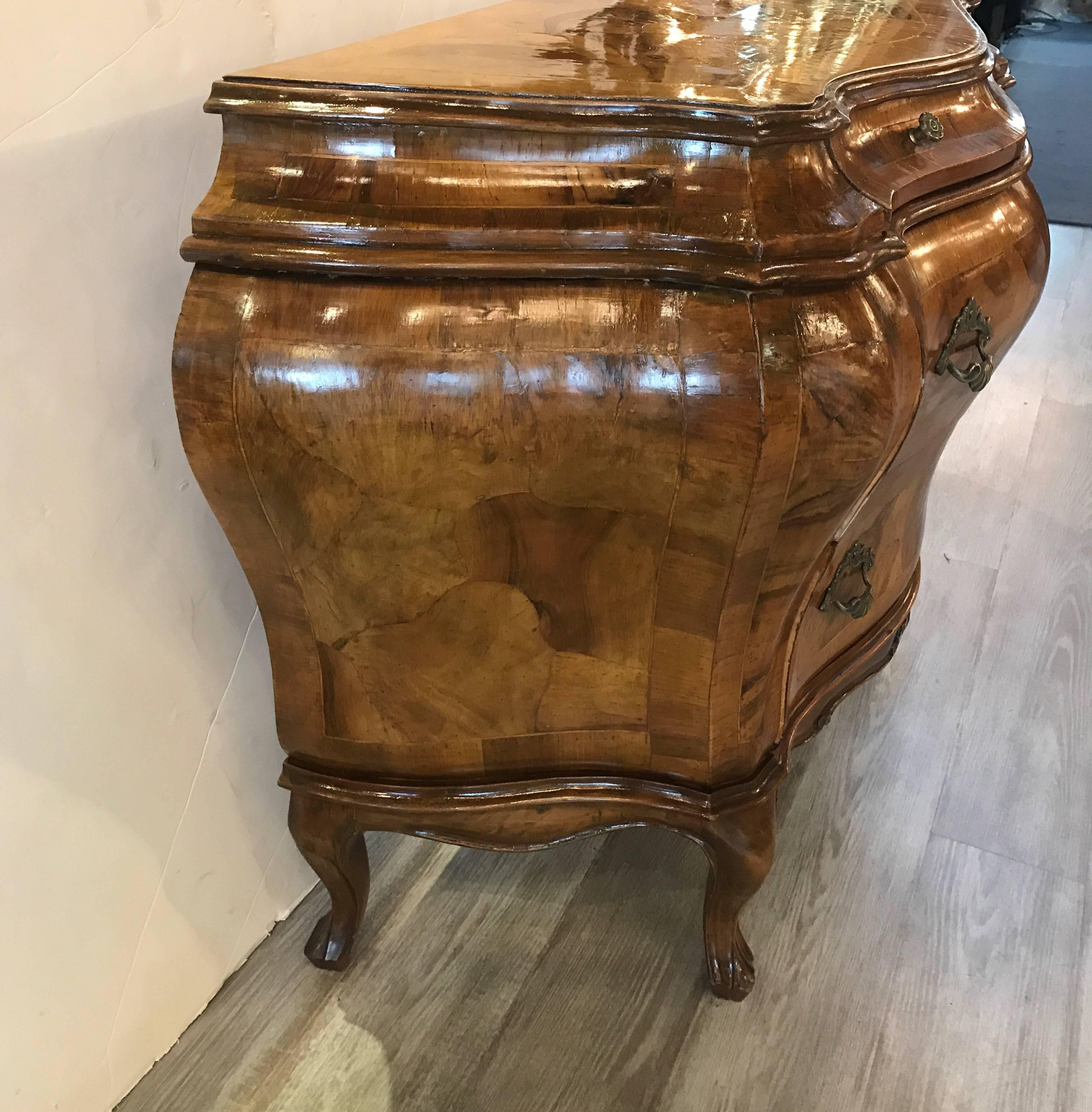 Pair of Italian Olive Wood Commodes In Excellent Condition In Lambertville, NJ