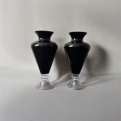 Ein Paar italienische übergroße dekorative Bodenvasen aus schwarzem Glas