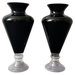 Ein Paar italienische übergroße dekorative Bodenvasen aus schwarzem Glas