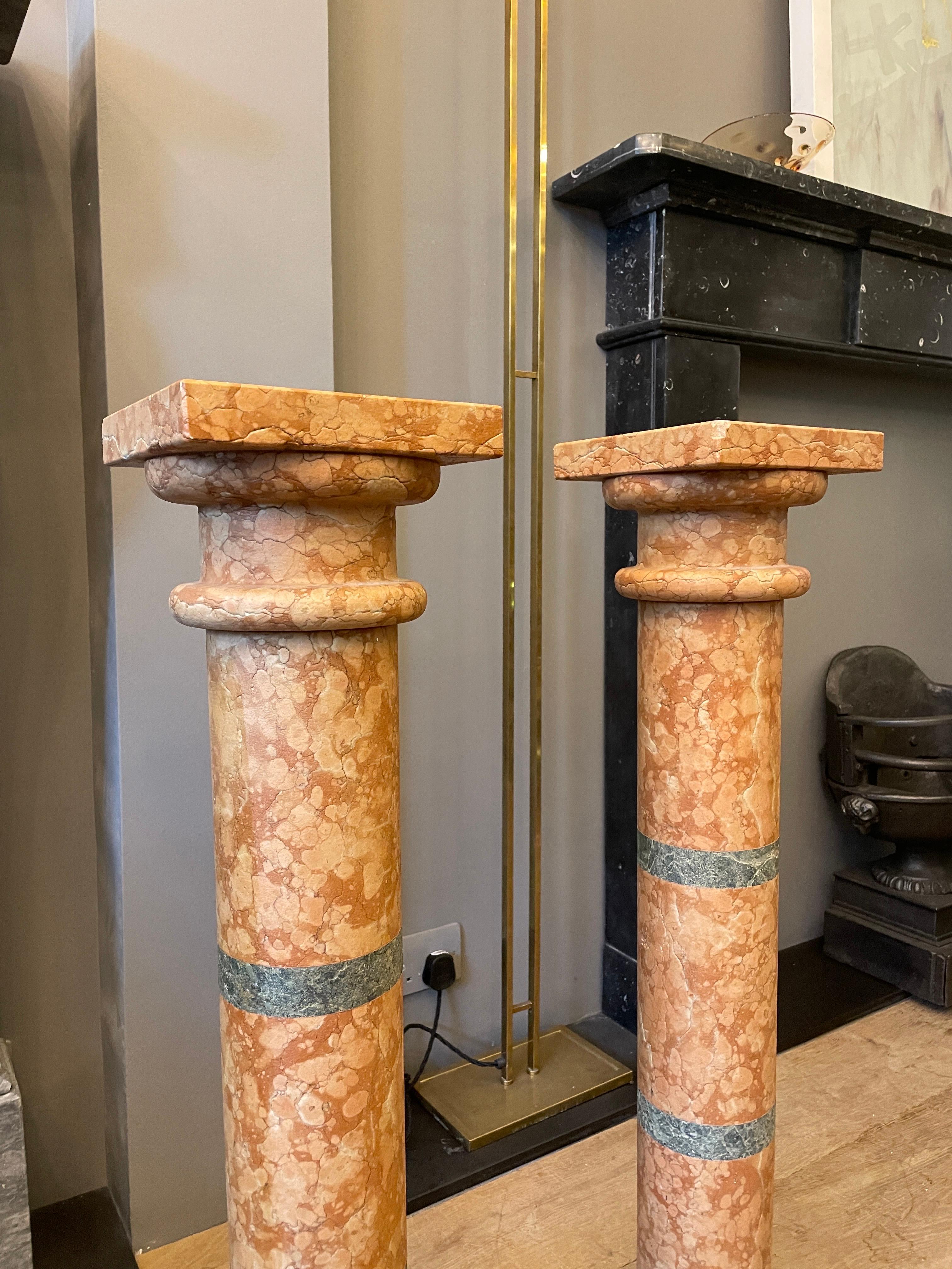Paire de piédestaux italiens en marbre Rossa Verona en vente 1