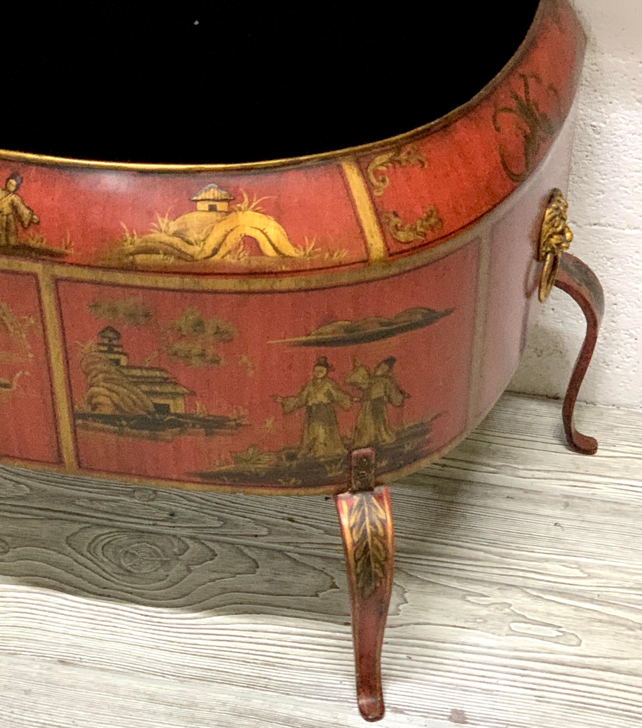 Pair of Italian Red Tole Chinoiserie Gilt Decorated Floor Planters In Good Condition For Sale In Atlanta, GA