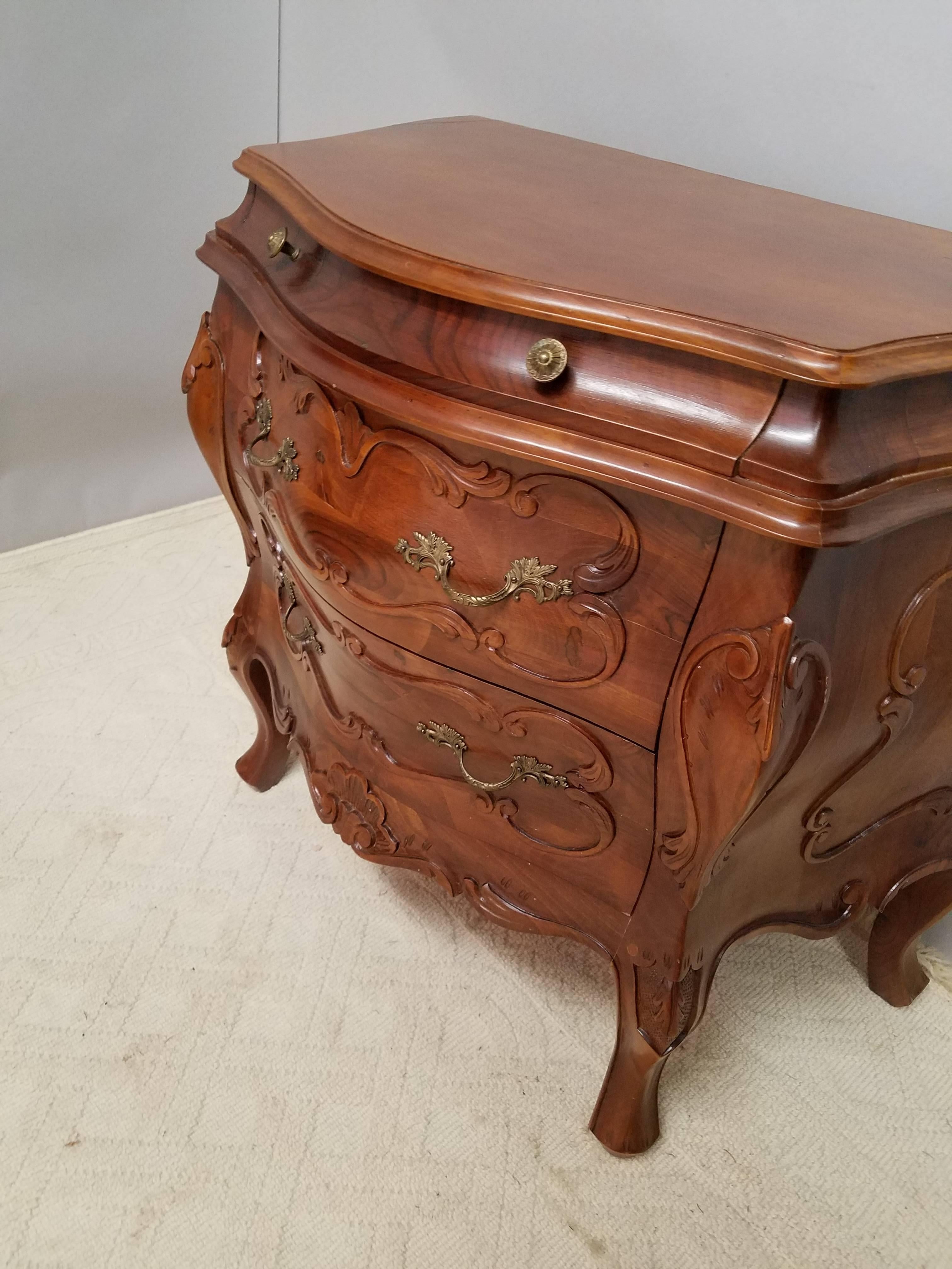 Pair of Italian Rococo Walnut Bombe Commodes In Excellent Condition In Lambertville, NJ