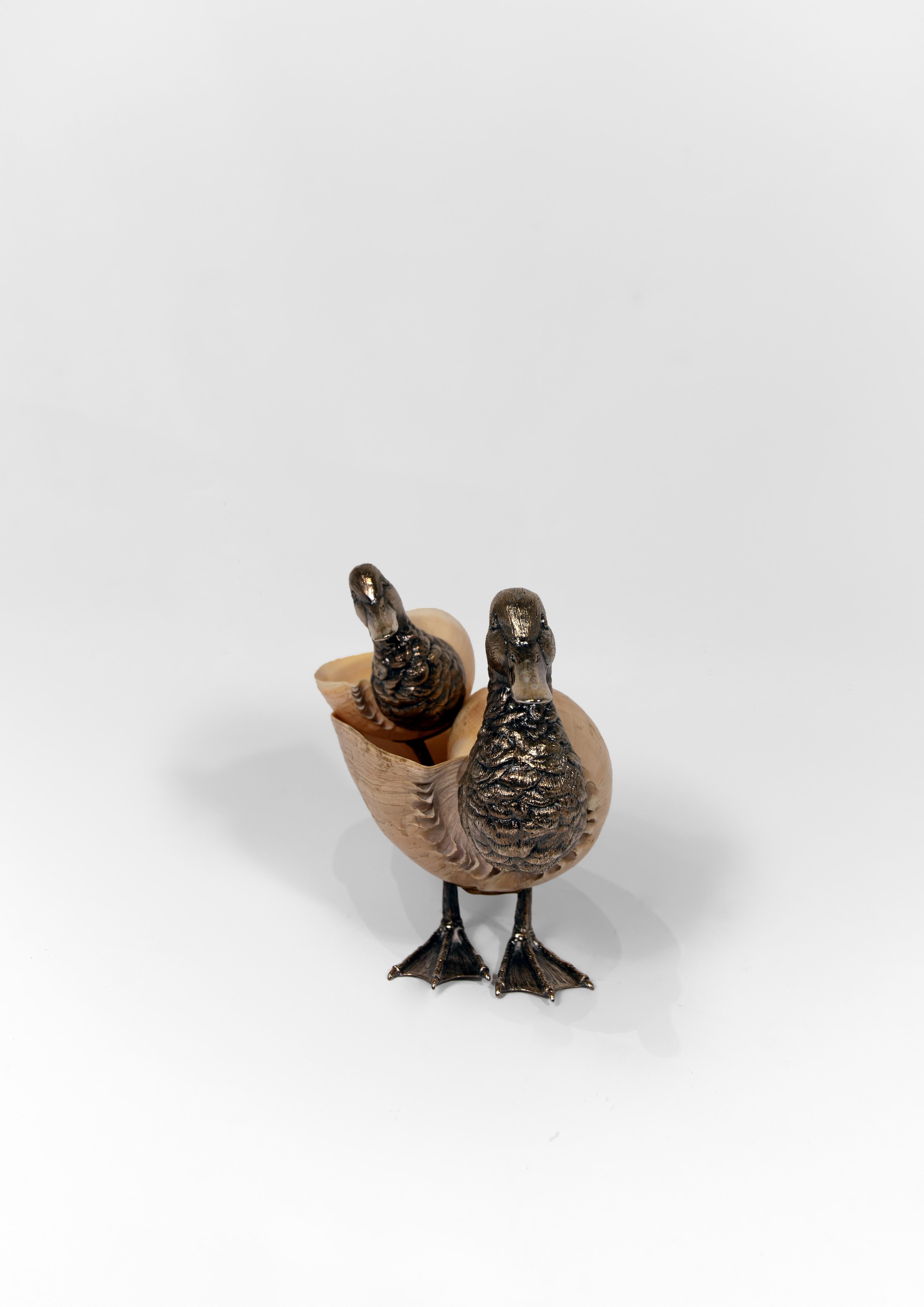 Ein Paar italienische Muschelskulpturen mit Silberakzenten in Form von Enten. Nach dem Vorbild von Gabriella Binazzi. Circa 1970.