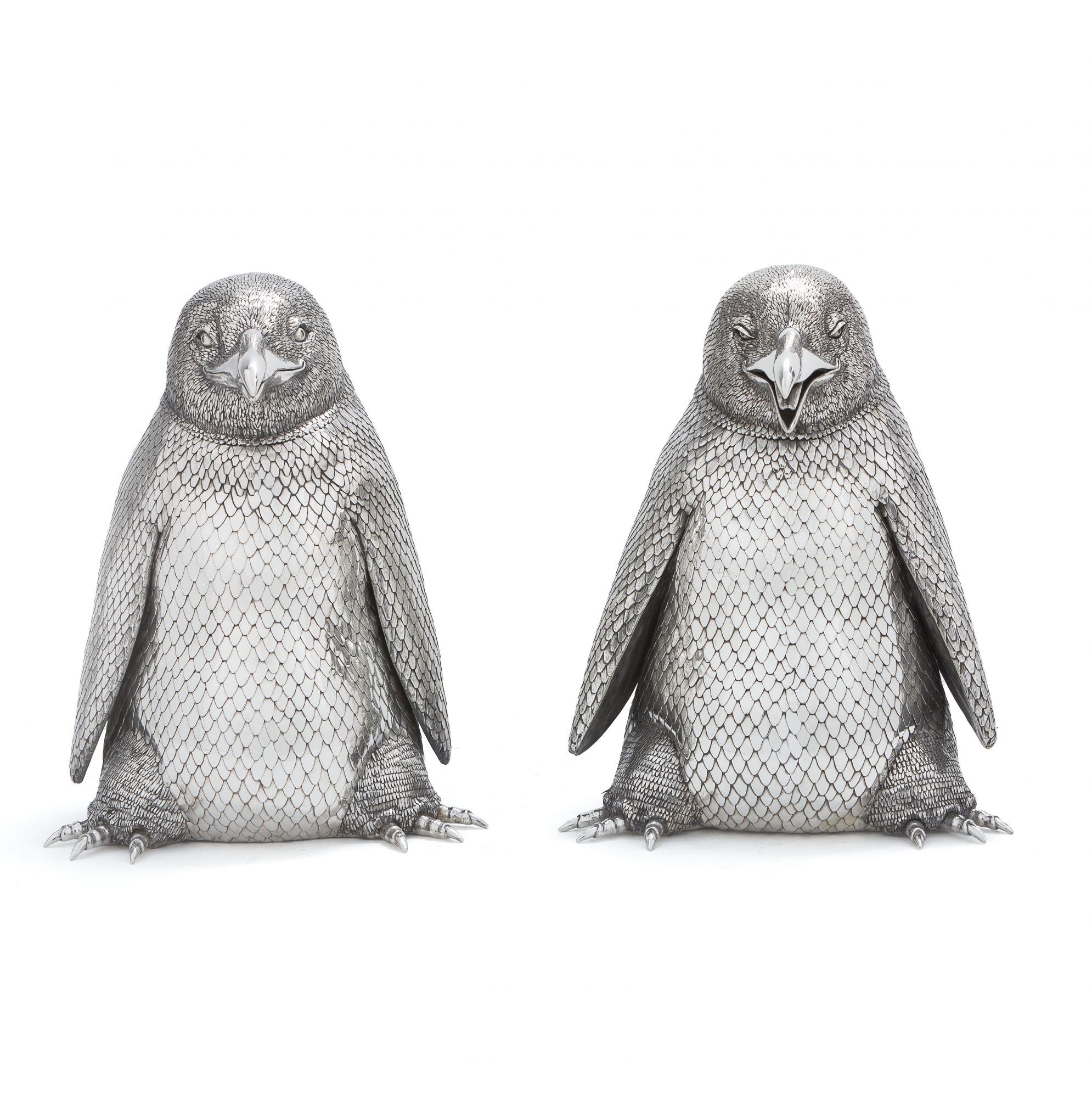 Ein Paar realistisch modellierter männlicher und weiblicher Pinguine, deren Scharnierköpfe sich öffnen lassen, um ein Flaschenfach freizugeben Mario Buccellati war einer der bemerkenswertesten italienischen Juweliere des 20. Jahrhunderts. Seine