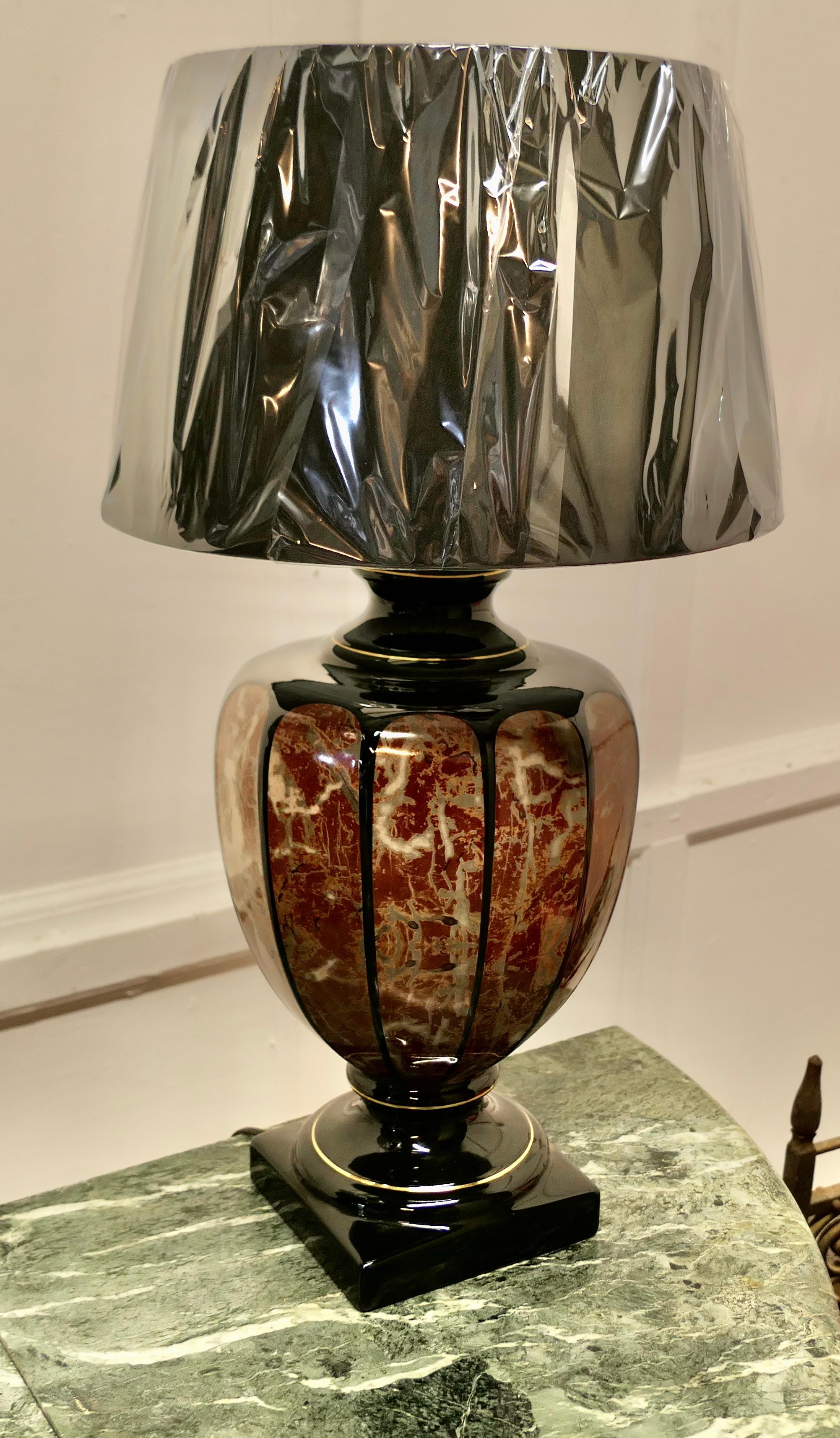 Paire de lampes de table italiennes en marbre simulé     en vente 4
