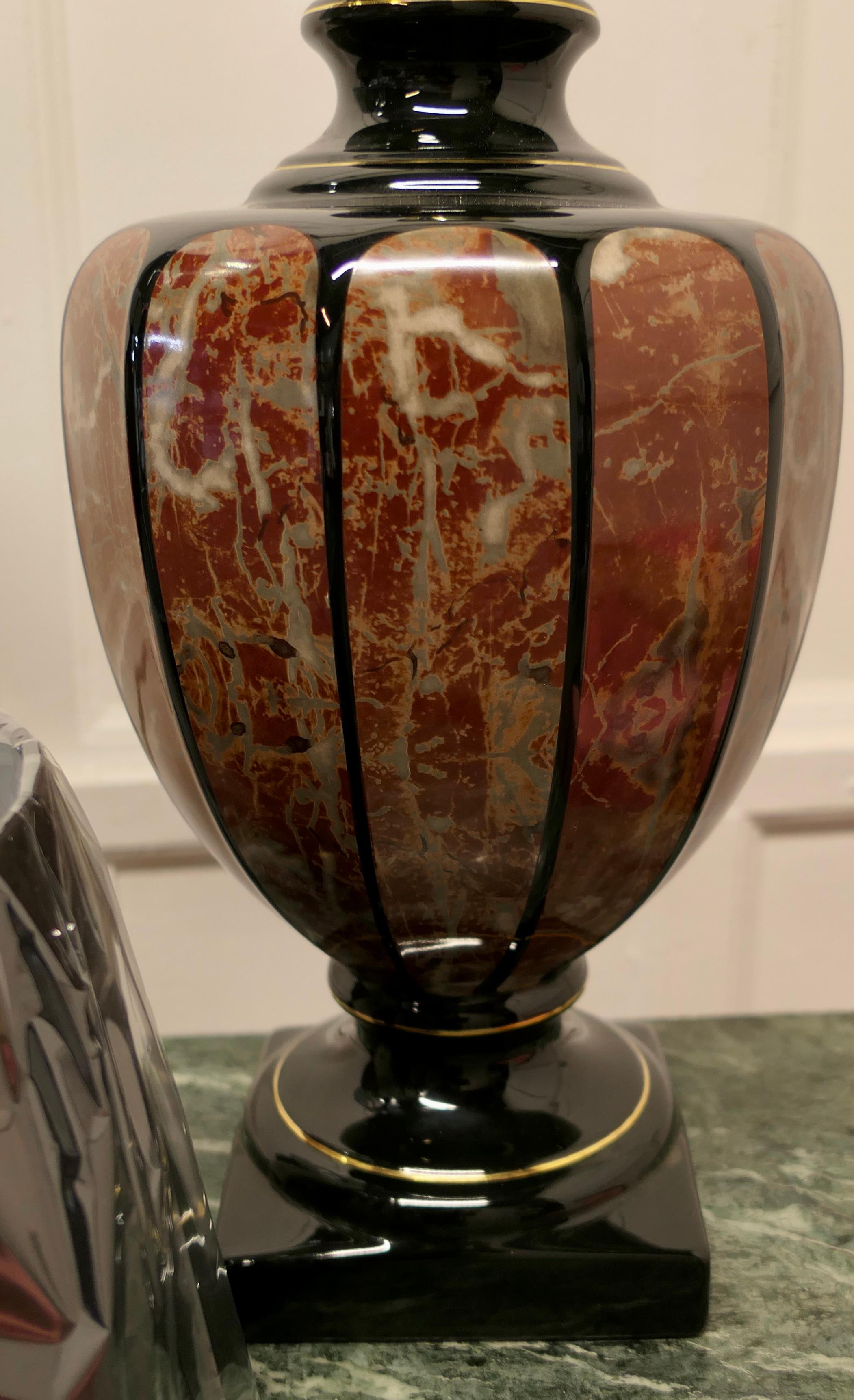 Paire de lampes de table italiennes en marbre simulé     en vente 7