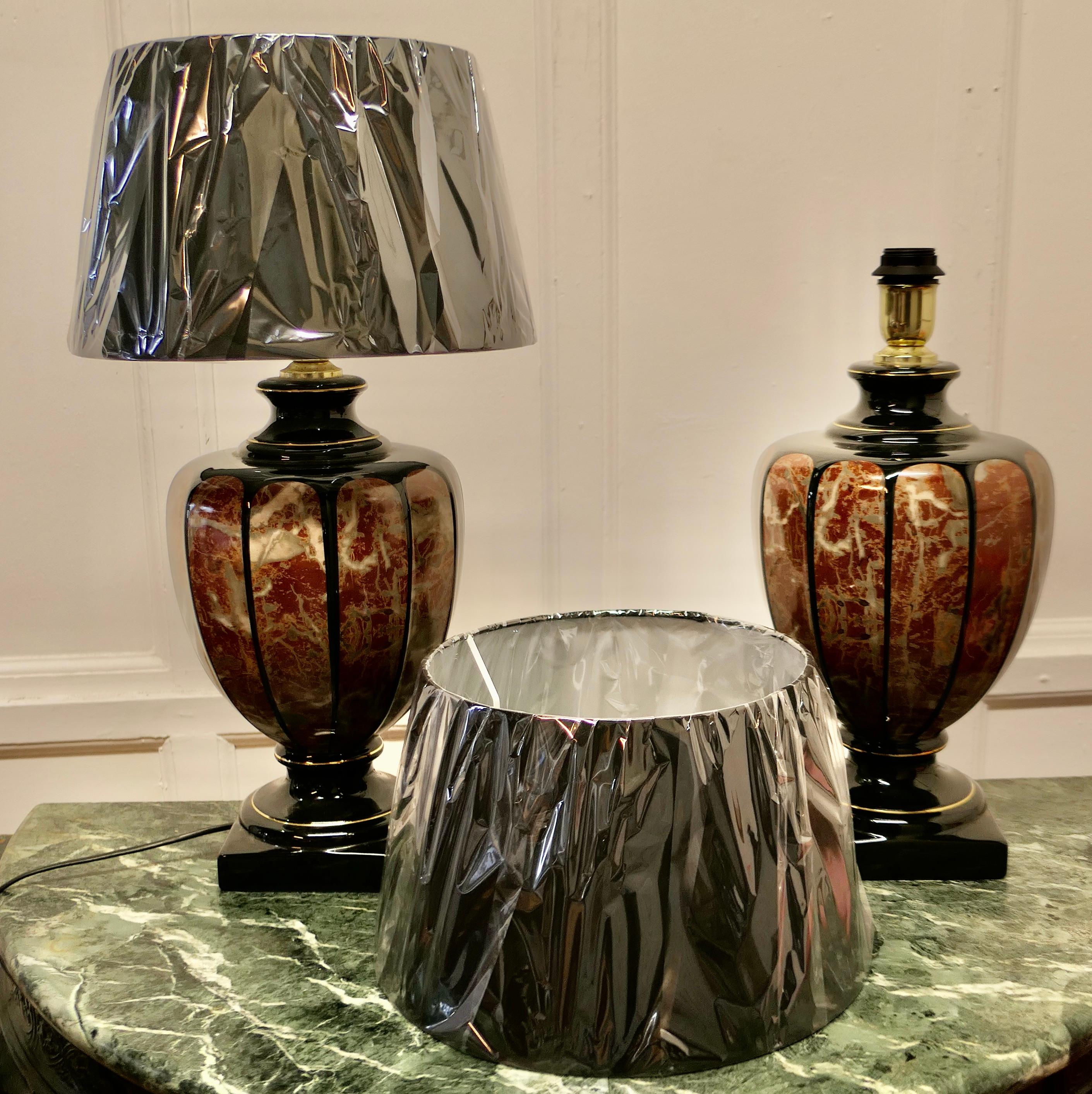 Paire de lampes de table italiennes en marbre simulé     en vente 8