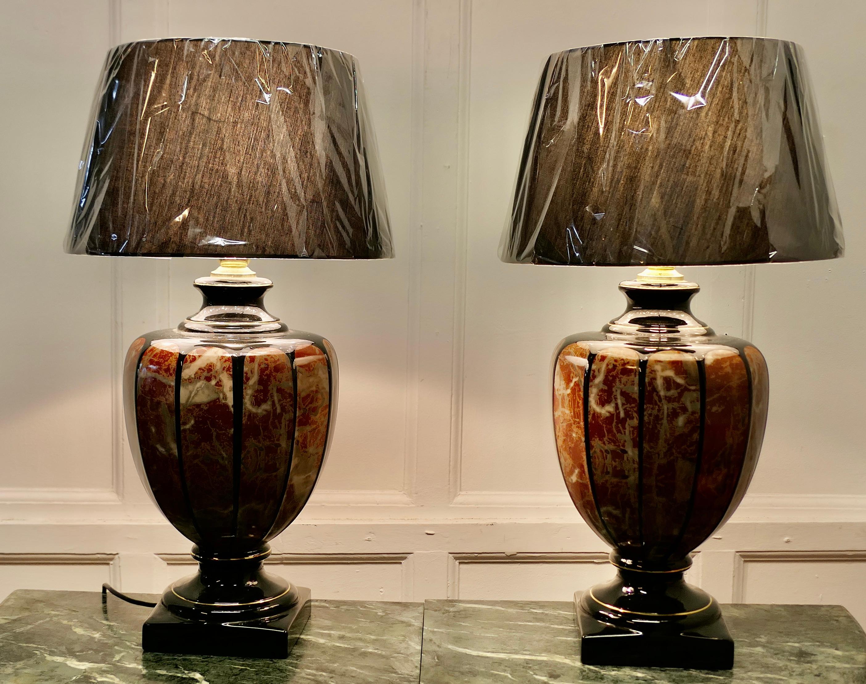 Paire de lampes de table italiennes en marbre simulé 

Les lampes reposent sur un pied carré et ont un grand bol en céramique en forme de balustre qui est décoré comme du marbre italien simulé.  

Les lampes sont noires et dorées, avec toutes les