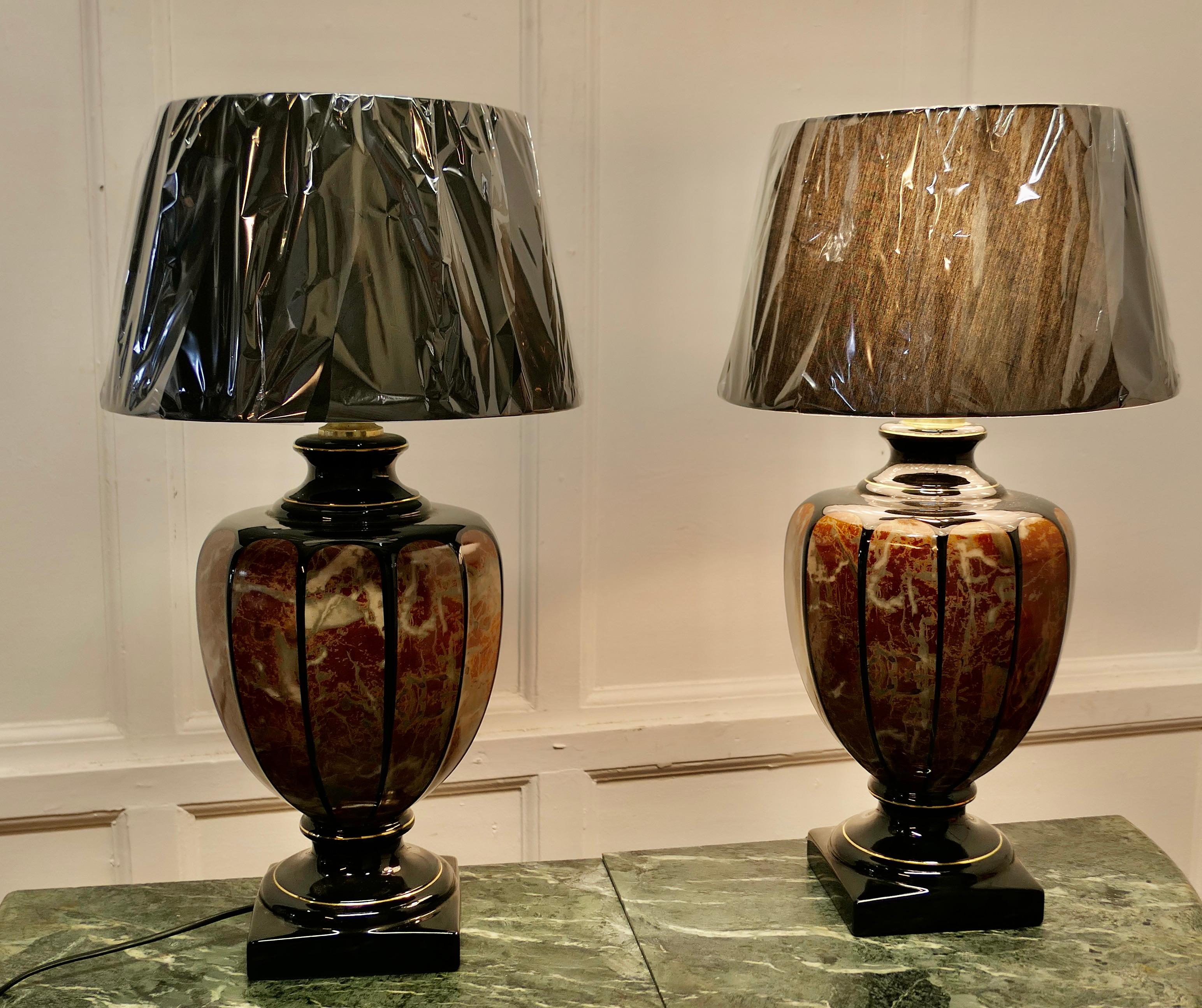 Milieu du XXe siècle Paire de lampes de table italiennes en marbre simulé     en vente