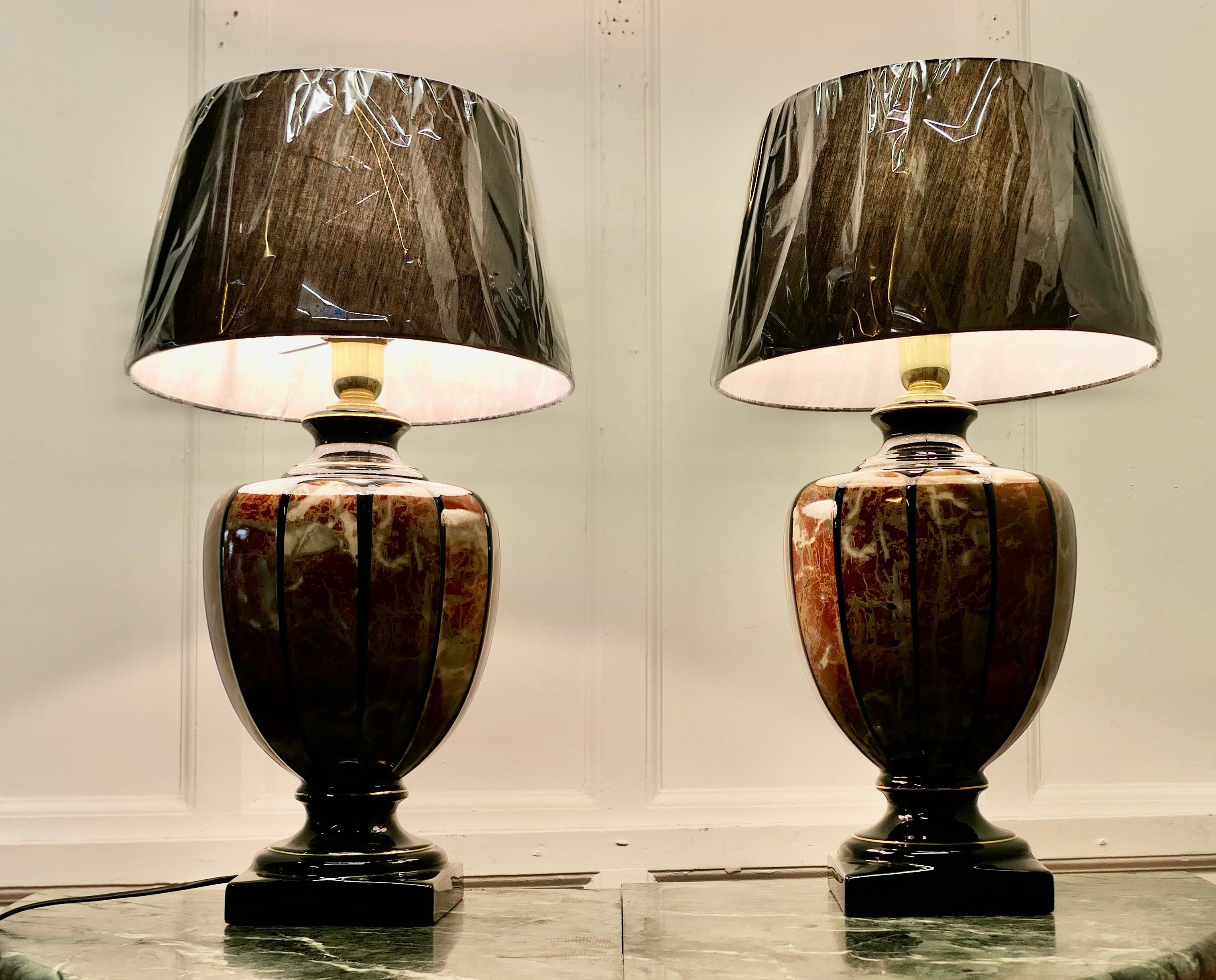 Céramique Paire de lampes de table italiennes en marbre simulé     en vente