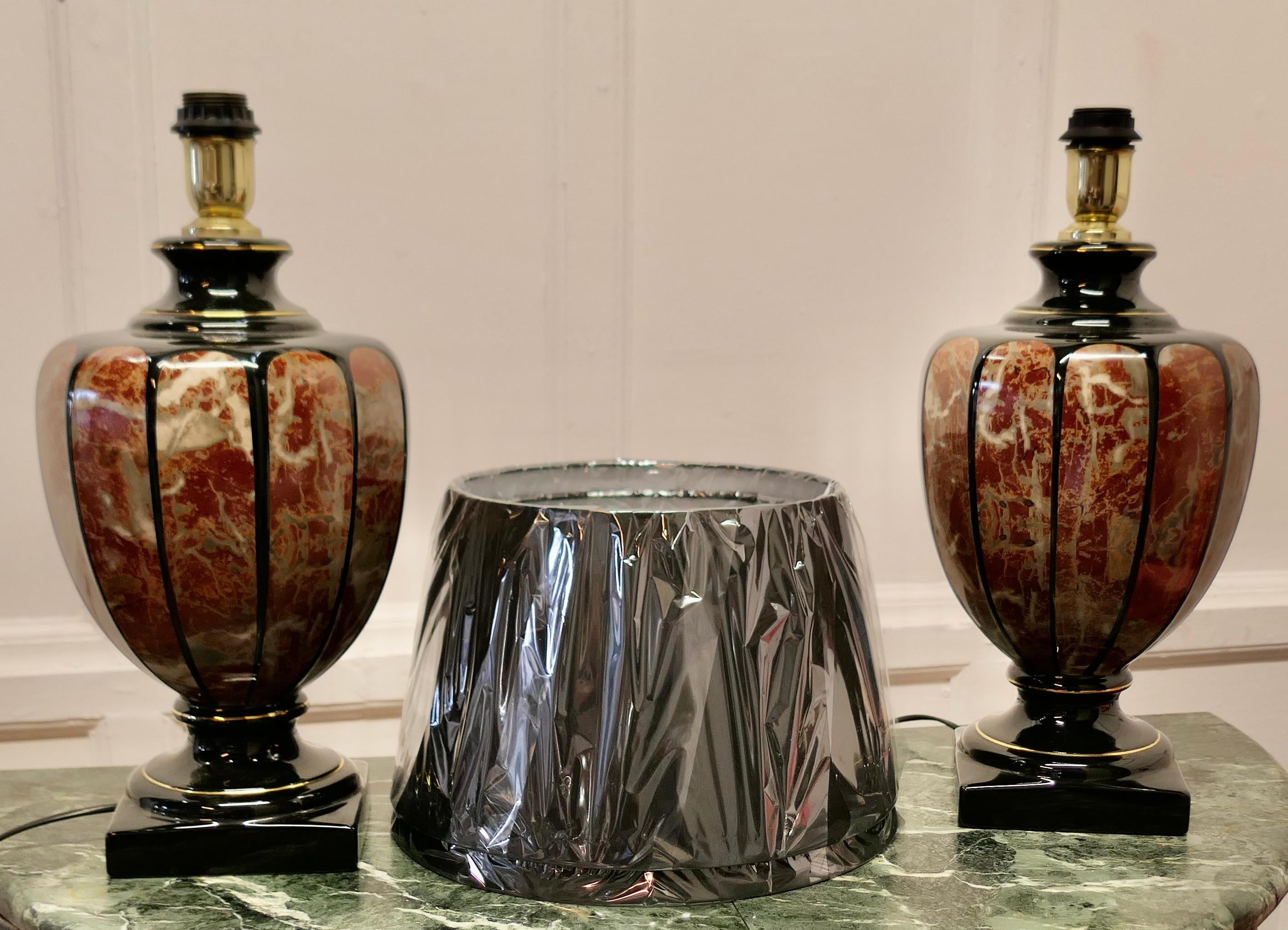 Paire de lampes de table italiennes en marbre simulé     en vente 1