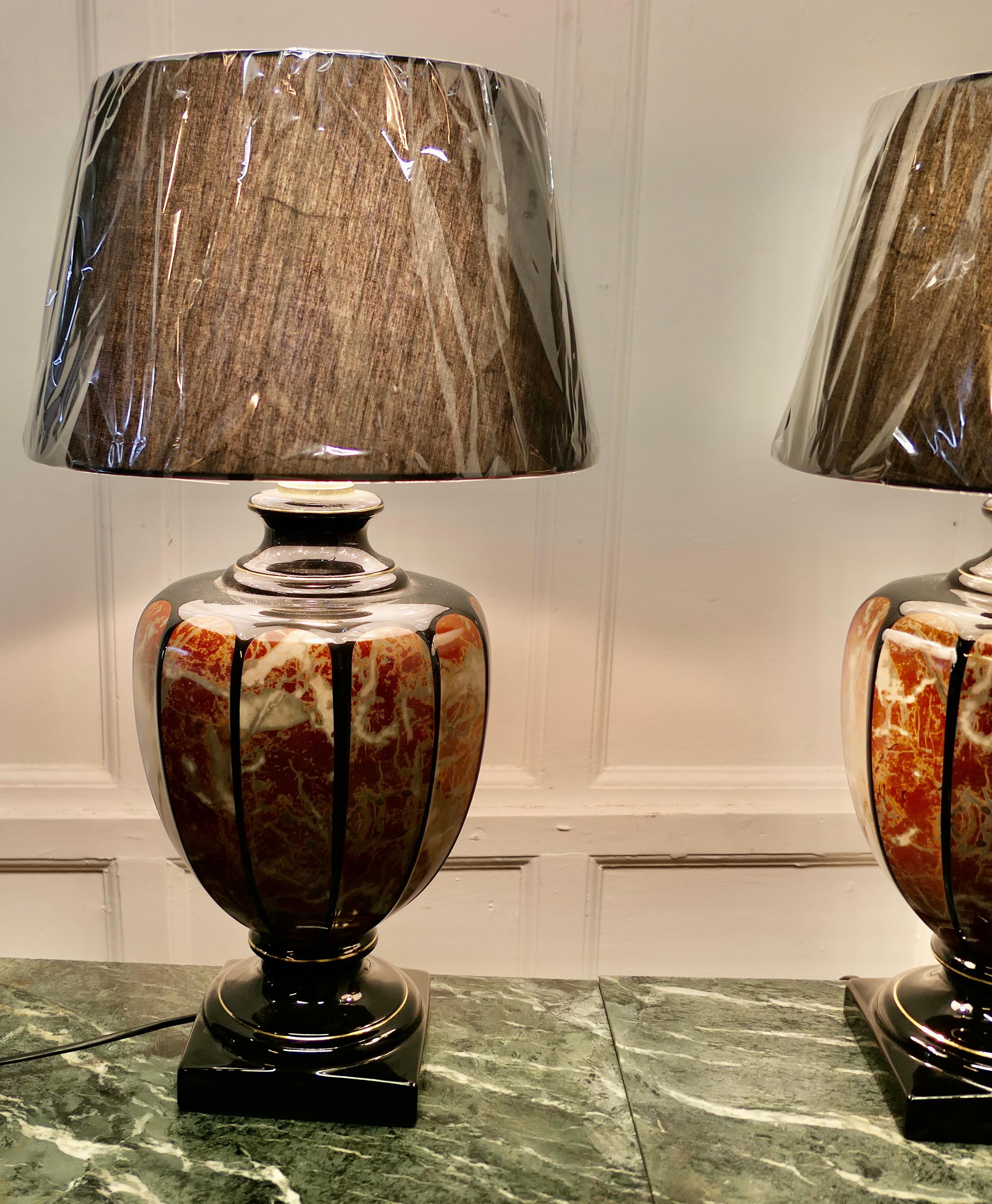 Paire de lampes de table italiennes en marbre simulé     en vente 2