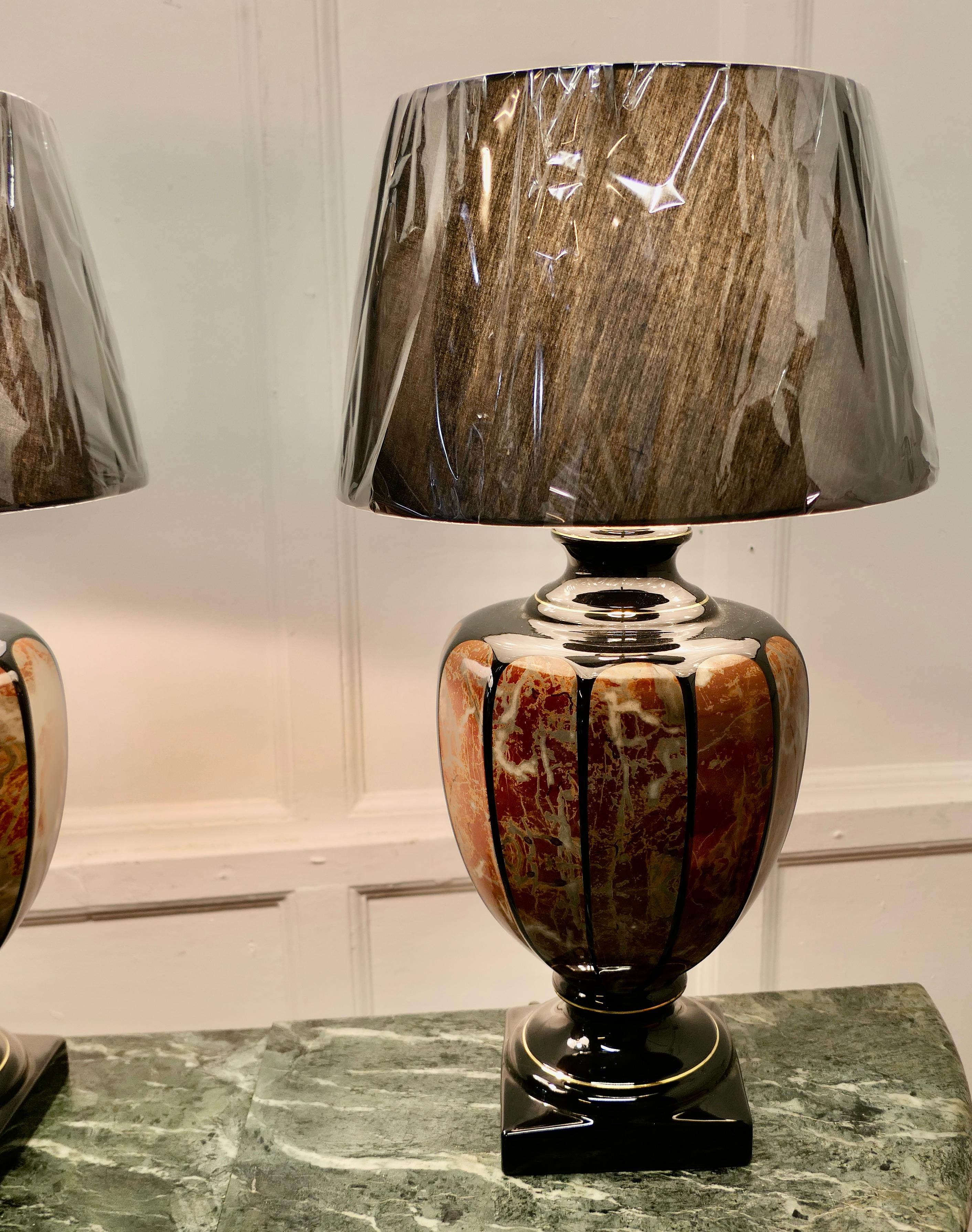 Paire de lampes de table italiennes en marbre simulé     en vente 3