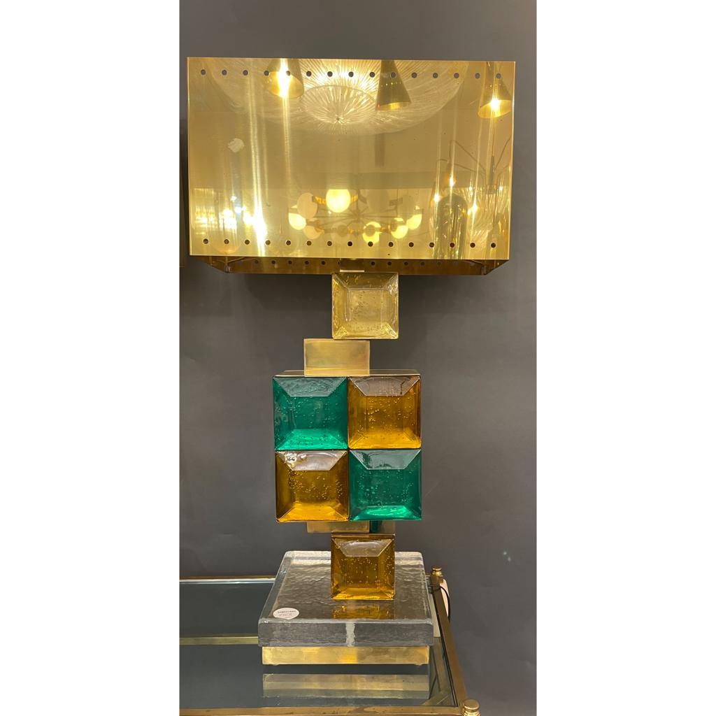 Laiton Paire de lampes de bureau italiennes en verre de Murano vert et ambre, vers 1980 en vente