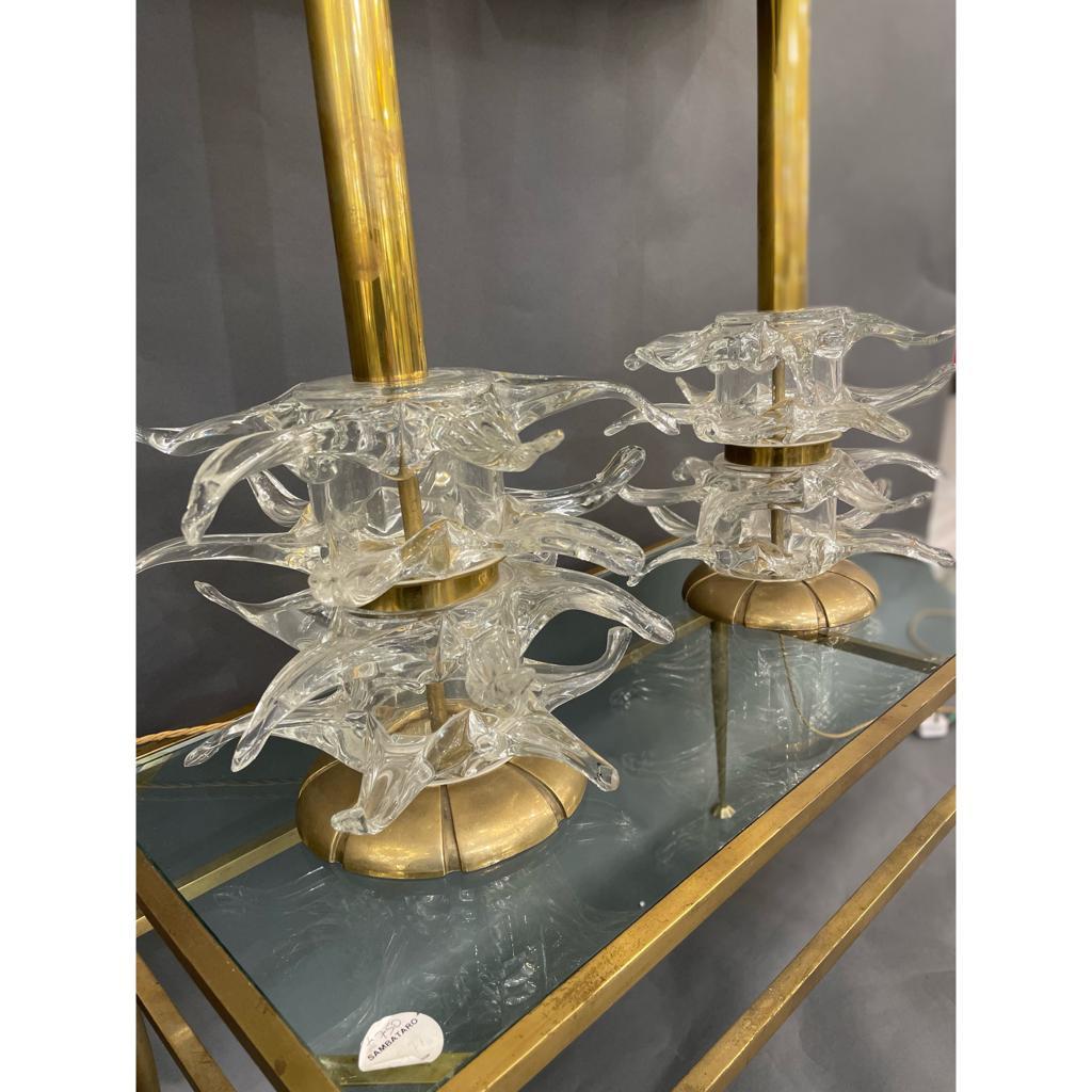 A fantastic pair of Italian table lamps in clear murano glass made with a prestigious hand-crafted Venetian technique which make them unique. This is an amazing example of 1980s design.